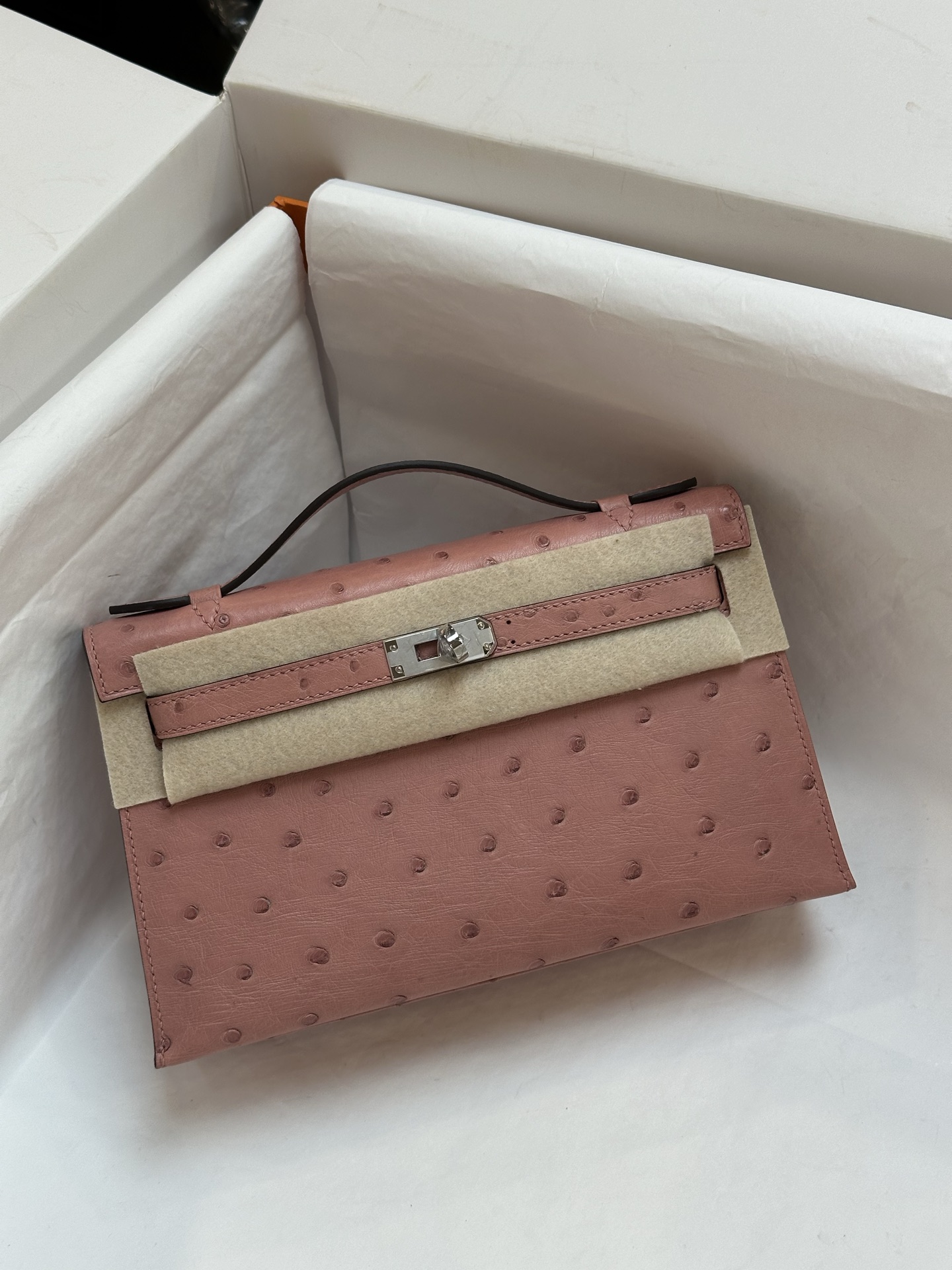 NO:717894,mini Kelly first generation 22cm imported KK ostrich skin ceramic powder silver buckle top hand sewing wax thread full set of handmade nails new arrivals, Hermes, hermes, ostrich skin, Hermes,19860909mini Kelly一代22cm 进口kk鸵鸟皮 陶瓷粉 银扣 顶级手缝蜡线 全套手工钉 新出现货,爱马仕,hermes,ostrich skin,Hermes,,Bag