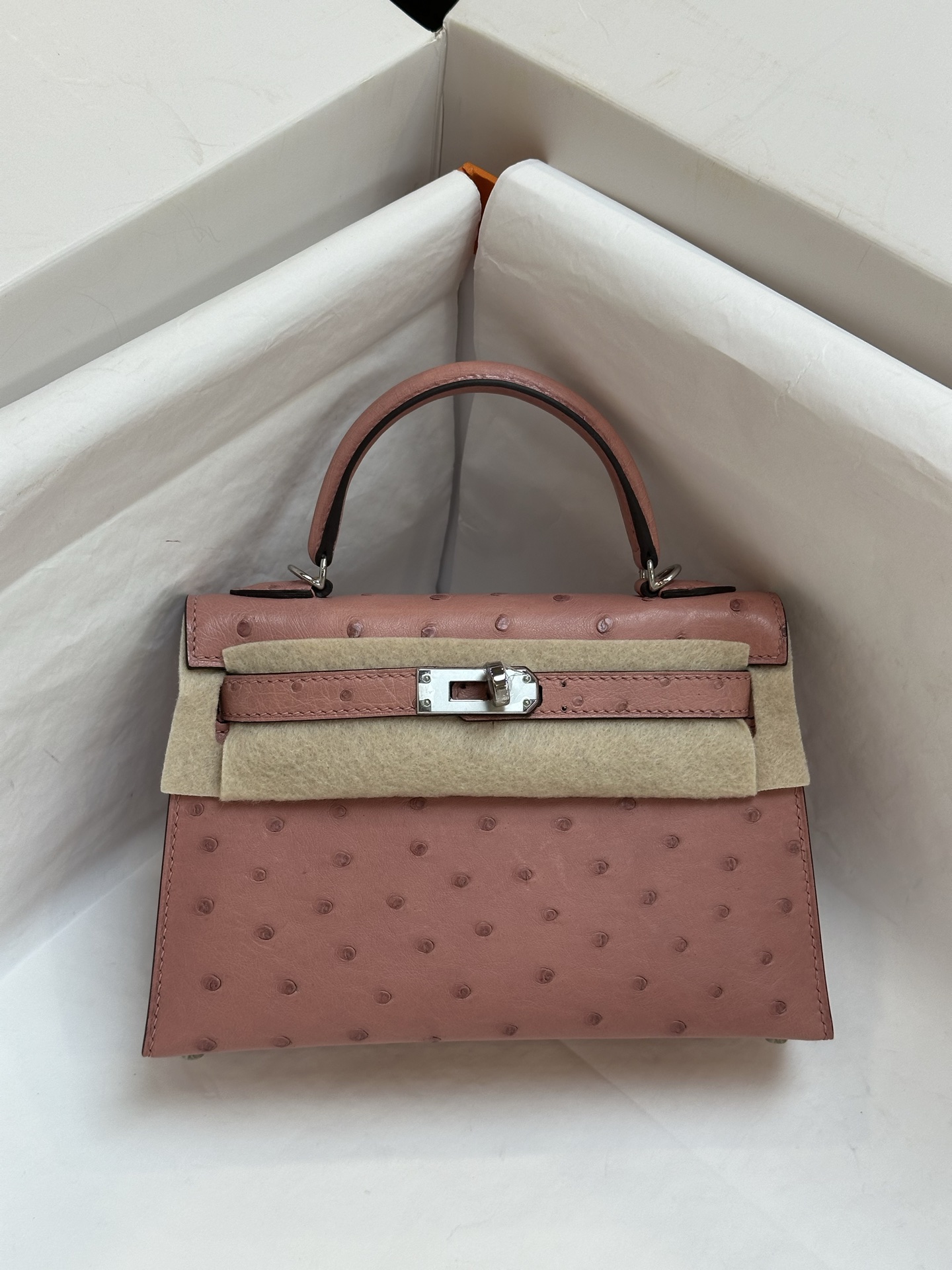 NO:717880,mini Kelly second generation 19cm imported KK ostrich skin ceramic powder silver buckle top hand sewing wax thread full set of handmade nails new arrivals, Hermes, hermes, ostrich skin, Hermes,19860909mini Kelly二代19cm 进口kk鸵鸟皮 陶瓷粉 银扣 顶级手缝蜡线 全套手工钉 新出现货,爱马仕,hermes,ostrich skin,Hermes,,Bag