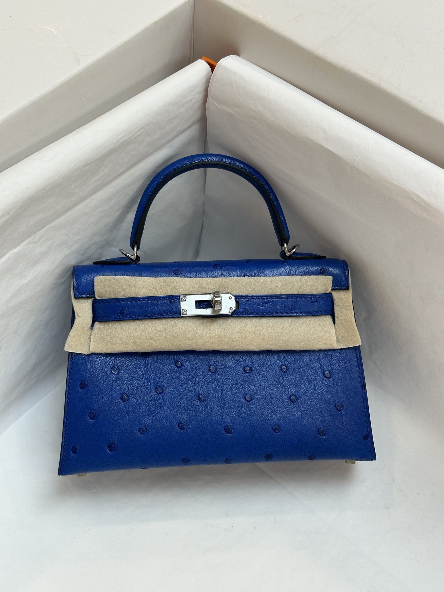 NO:717876,mini Kelly second generation 19cm imported KK ostrich skin blue silver buckle top hand-stitched wax thread full set of hand-made nails new arrivals, Hermes, hermes, ostrich skin, Hermes,19860909mini Kelly二代19cm 进口kk鸵鸟皮 蓝色 银扣 顶级手缝蜡线 全套手工钉 新出现货,爱马仕,hermes,ostrich skin,Hermes,,Bag