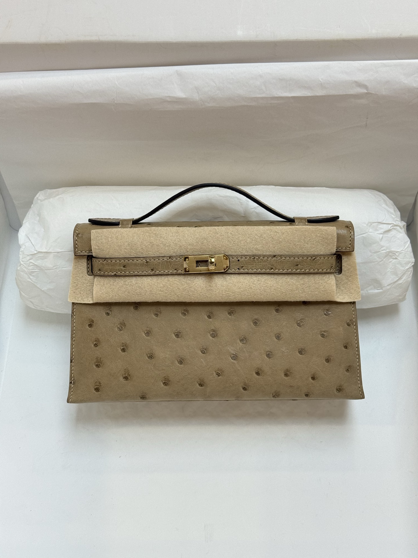 NO:717892,mini Kelly first generation 22cm imported KK ostrich skin milk tea color top hand-stitched wax thread full set of hand-made nails new arrivals, Hermes, hermes, ostrich skin, Hermes,19860909mini Kelly一代22cm 进口kk鸵鸟皮 奶茶色 顶级手缝蜡线 全套手工钉 新出现货,爱马仕,hermes,ostrich skin,Hermes,,Bag