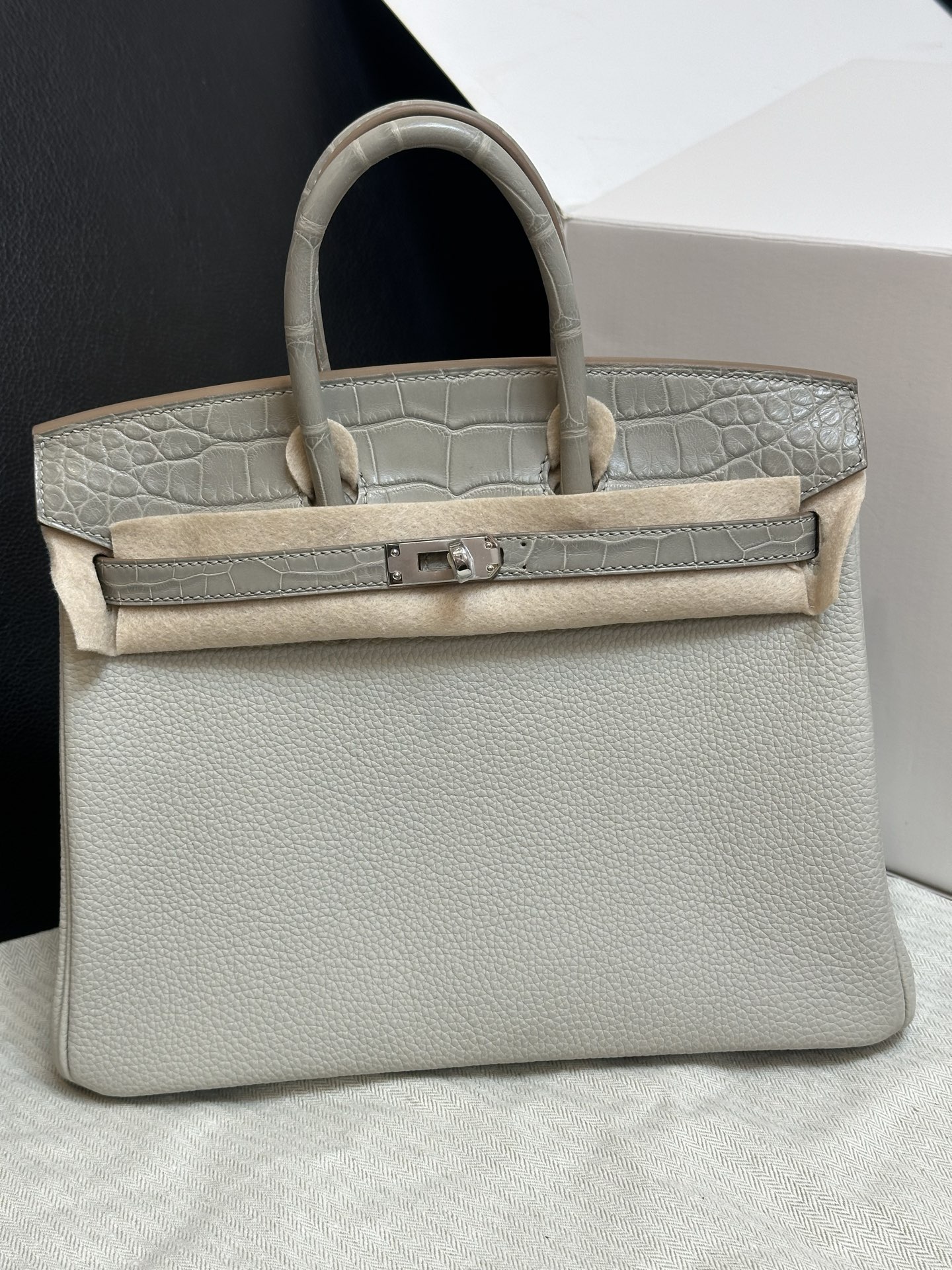 NO:701152,bk25cmtouch pearl gray in stock, imported American crocodile with togo leather, double-sided crocodile hijab, top hand-stitched wax thread, full set of hand-made nails, Hermes, Hermes,19860909bk25cmtouch 珍珠灰 现货 进口美洲鳄搭配togo皮,双面鳄鱼盖头,顶级手缝蜡线 全套手工钉,爱马仕,hermes,Hermes,,Bag