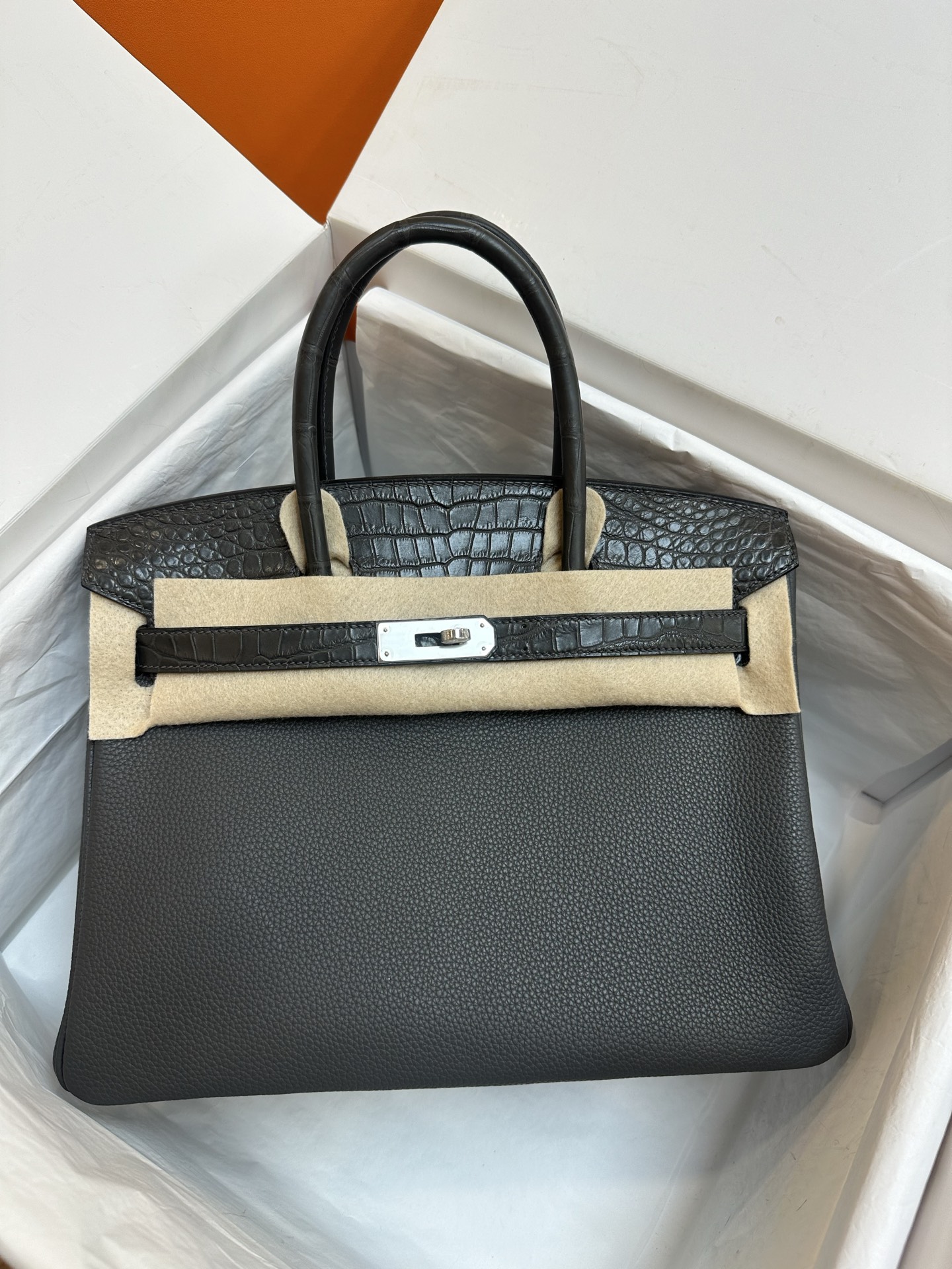 NO:701143,bk30touch graphite gray silver buckle, real shot, imported crocodile with togo leather, hand-stitched wax thread, hand-made nails, Hermes, Hermes, Hermes,19860909bk30touch石墨灰 银扣 现货实拍 进口湾鳄搭配togo皮,手缝蜡线 手工钉,爱马仕,hermes,Hermes,,Bag