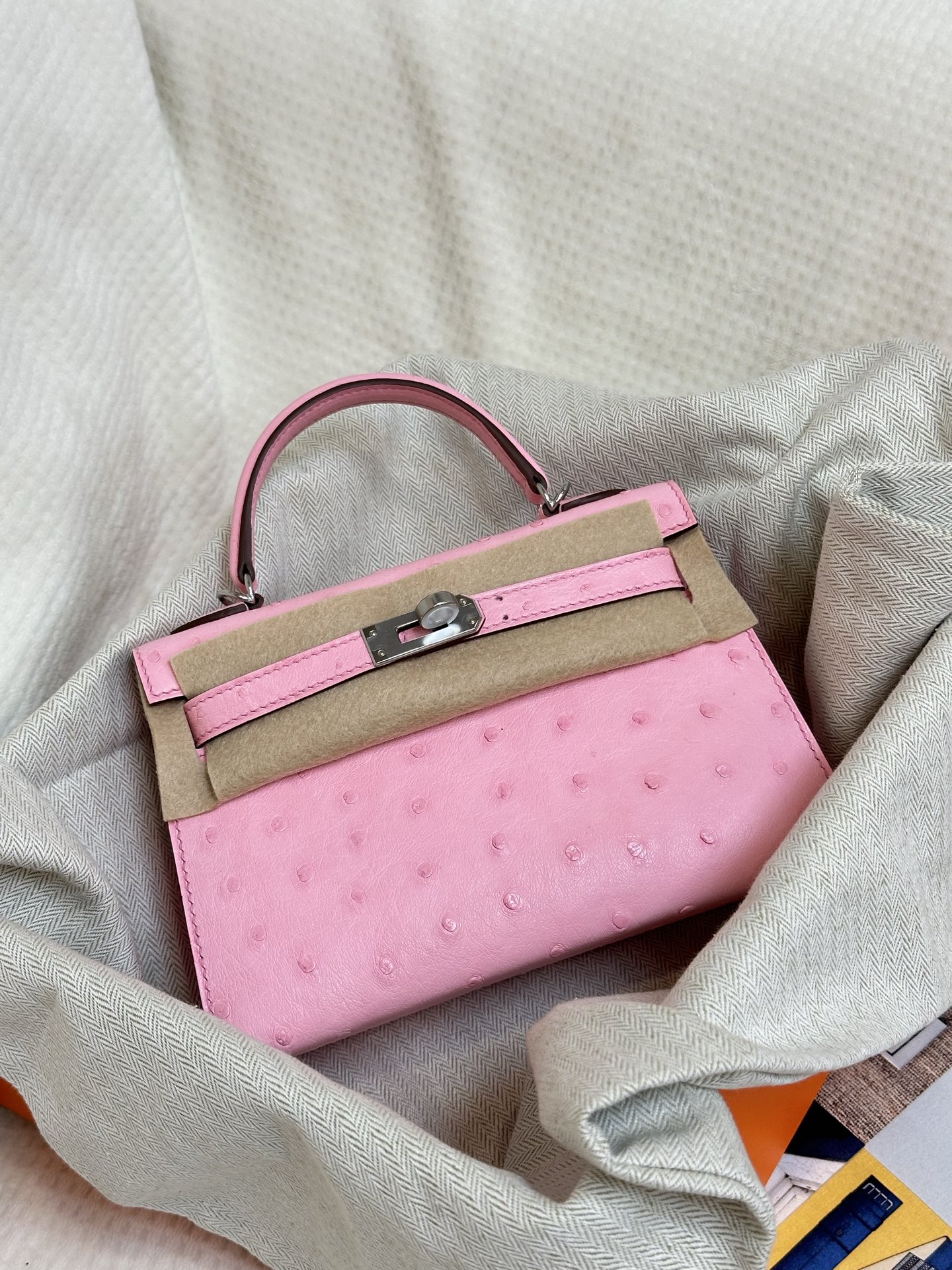 NO:717870,mini Kelly second generation 19cm imported KK ostrich skin L4 bubble powder silver buckle top hand sewing wax thread in stock, Hermes, hermes, ostrich skin, Hermes,19860909mini Kelly二代19cm 进口kk鸵鸟皮L4泡泡粉 银扣 顶级手缝蜡线现货,爱马仕,hermes,ostrich skin,Hermes,,Bag