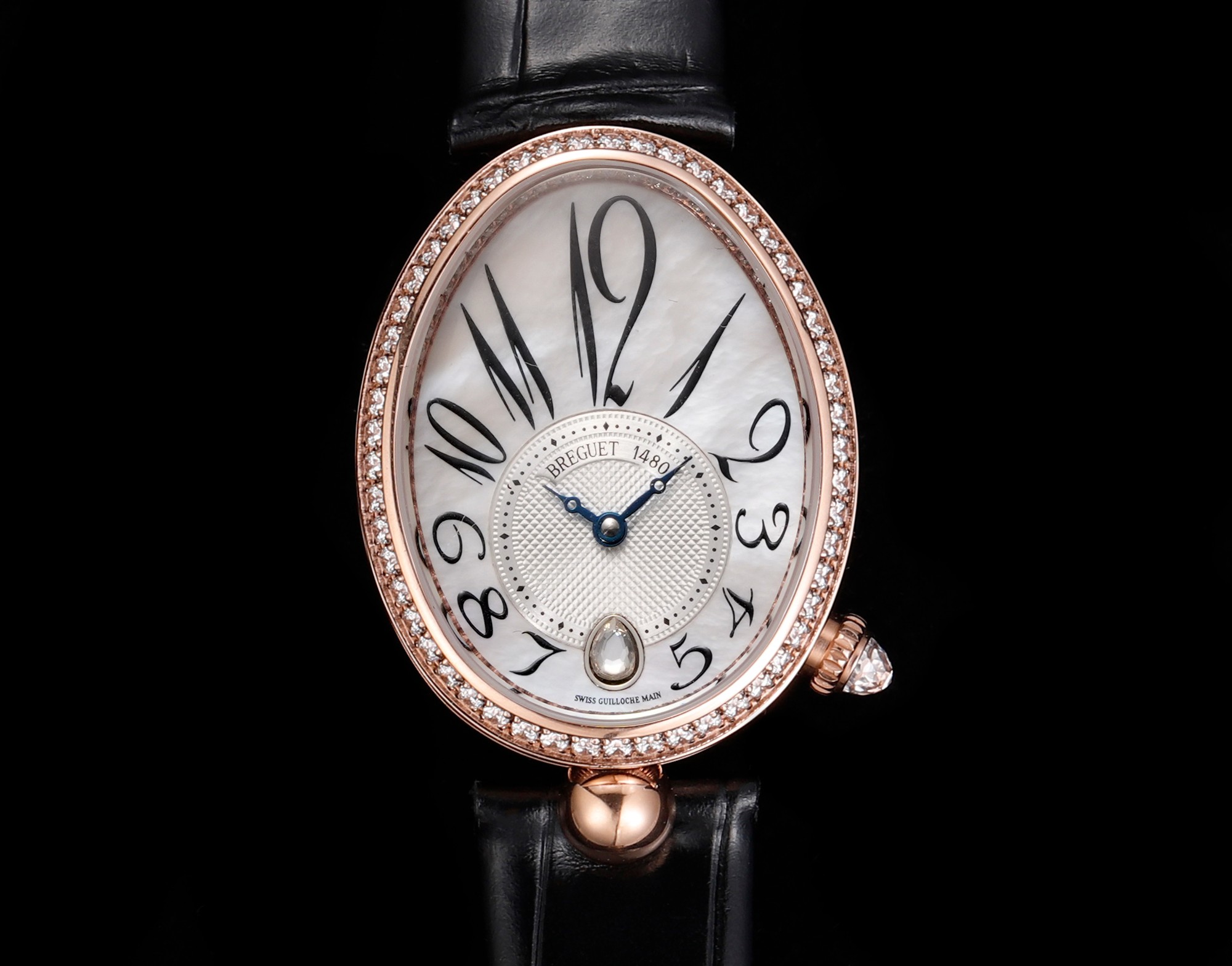 NO:393339,The 18k gold version of Breguet Naples Queen is coming, and the people-friendly version of the gold version is here!  !  18k gold package holds the Chinese GTC testing agency certificate, and the QR code can be checked online!  One table, one code, support re-checking. It took two years, combined with high-tech and electronic data, and after many subtle modifications and testing, it finally reached the level of the strongest copy watch, providing benefits to female friends. The oval case, the outer edge of the case is decorated with coin patterns, the overall use of 316 stainless steel, electroplated 18k gold, rose gold, the bezel is set with multiple bright cvd stone crown, a multi-section pear-shaped diamond, transparent sapphire glass mirror, the back cover adopts high-tech electronic laser technology, engraved with digital encoding (full digital shape and strong three-dimensional sense) is 36.5 X  28.45mm, waterproof 30-meter dial is Tahitian natural white mother-of-pearl, with guilloche carved, with an eccentric scale ring at 6 o'clock, Breguet Arabic numerals, and a multi-faceted flat-cut pear-shaped diamond at 6 o'clock, shining and dazzling, classic baked blue steel Breguet pointer, equipped with an automatic winding mechanical movement, full gloss, matched with Breguet original folding buckle, inlaid with multiple brilliant cut diamonds!  Please identify the exclusive quality, breguet, gold1986090918k包金版本宝玑那不勒斯皇后 强势登场 亲民版包金来啦！！18k包金 持中国GTC检测机构证书,二维码联网可查询！一表一码 支持再次复检 历时两年,结合高新科技和电子数据,经过多次精微修改和测试,终于达到最强副本腕表的水平,为广大女性朋友提供福利.鹅卵形表壳,表壳外缘饰有钱币纹,整体采用316精钢,电镀18k黄金,玫瑰金,表圈镶有多颗明亮cvd石表冠处镶有一颗多切面梨形钻石,透明蓝宝石玻璃镜面,后盖采用高新电子激光技术,刻有数字编码（数字形状饱满,立体感强）尺寸为36.5 X 28.45毫米,防水30米表盘为大溪地天然白色珍珠母贝,采用玑镂刻花处理,偏心刻度环于6点位置,采用宝玑阿拉伯数字时符,6点位镶嵌一颗多面平切的梨形钻石,闪耀炫丽,经典的烤蓝钢宝玑指针,搭载自动上链机械机芯,光泽饱满,搭配宝玑原装折叠表扣,镶嵌多颗明亮式切割钻石！请认准独家品质,,breguet,gold,Watch