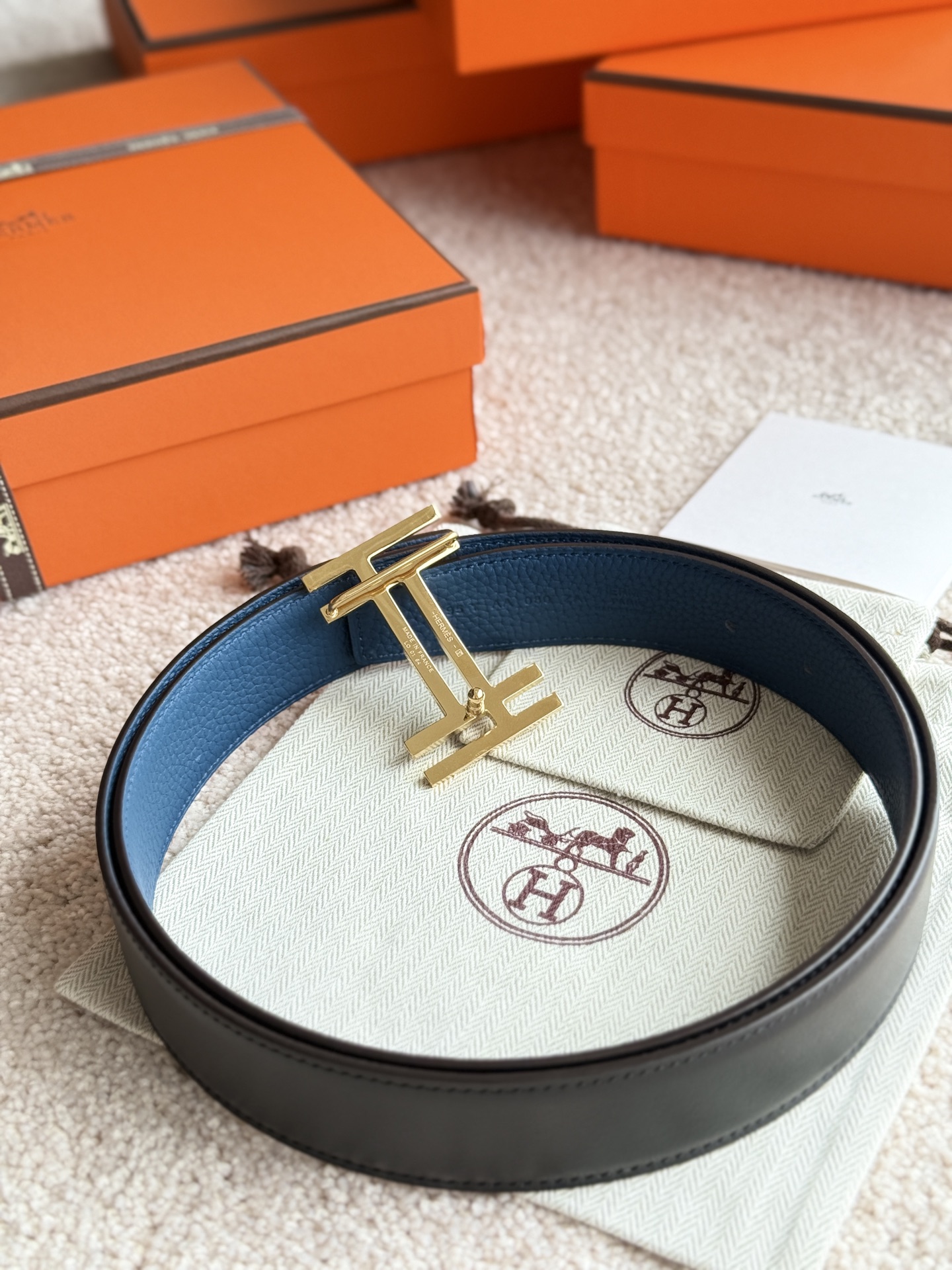 H AU CARRE 精品五金 搭配进口（普鲁士蓝）togo皮 宽度32MM 以其精湛工艺高品质材料和经典设计备受推崇 是男士腰带顶级选择 简约大气 适合商务和休闲场合 产品手感细腻 不仅是实用配饰 更是身份与品味的象征 ♥️