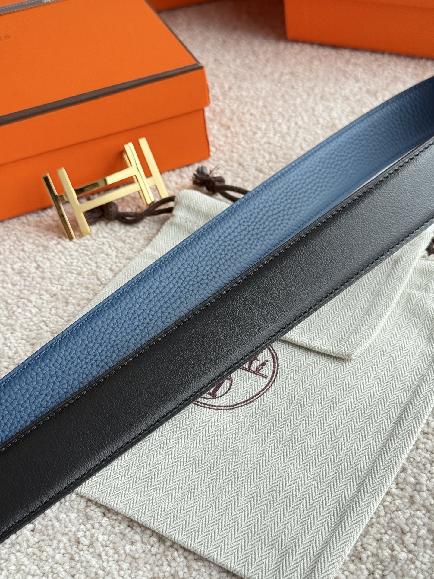 H AU CARRE 精品五金 搭配进口（普鲁士蓝）togo皮 宽度32MM 以其精湛工艺高品质材料和经典设计备受推崇 是男士腰带顶级选择 简约大气 适合商务和休闲场合 产品手感细腻 不仅是实用配饰 更是身份与品味的象征 ♥️