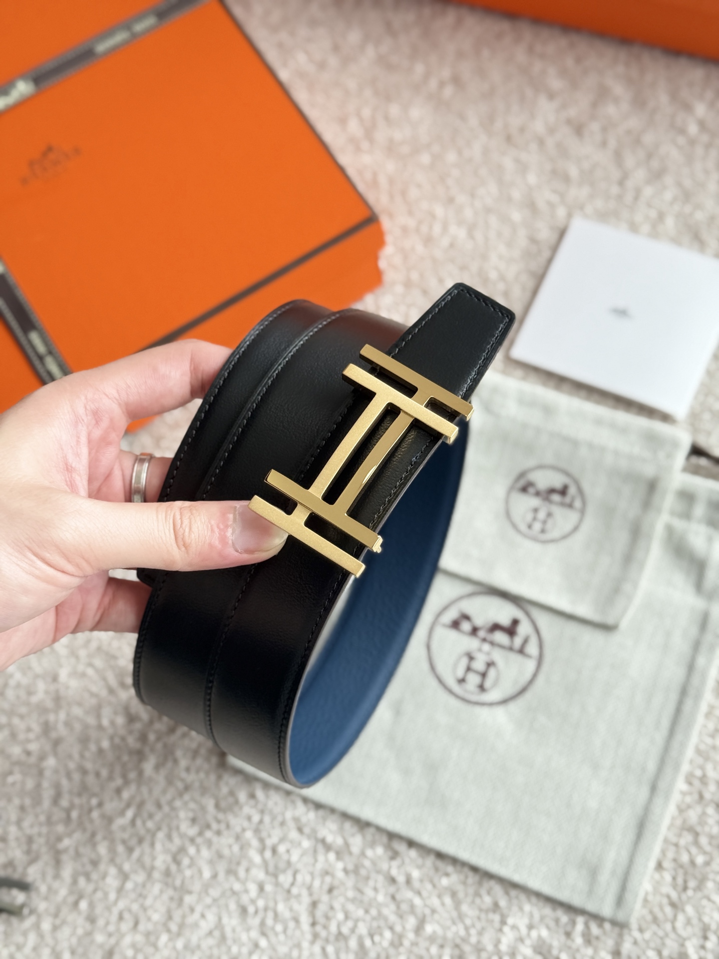 H AU CARRE 精品五金 搭配进口（普鲁士蓝）togo皮 宽度32MM 以其精湛工艺高品质材料和经典设计备受推崇 是男士腰带顶级选择 简约大气 适合商务和休闲场合 产品手感细腻 不仅是实用配饰 更是身份与品味的象征 ♥️