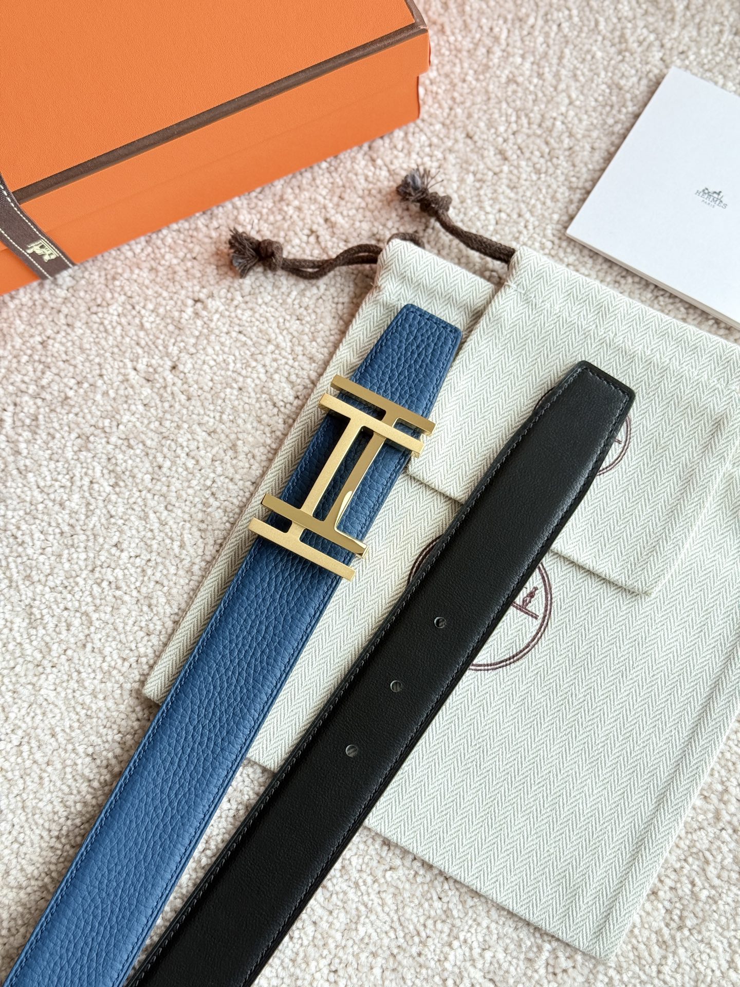 H AU CARRE 精品五金 搭配进口（普鲁士蓝）togo皮 宽度32MM 以其精湛工艺高品质材料和经典设计备受推崇 是男士腰带顶级选择 简约大气 适合商务和休闲场合 产品手感细腻 不仅是实用配饰 更是身份与品味的象征 ♥️
