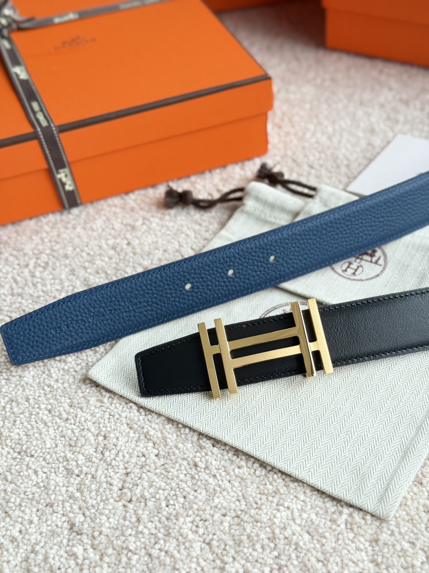 H AU CARRE 精品五金 搭配进口（普鲁士蓝）togo皮 宽度32MM 以其精湛工艺高品质材料和经典设计备受推崇 是男士腰带顶级选择 简约大气 适合商务和休闲场合 产品手感细腻 不仅是实用配饰 更是身份与品味的象征 ♥️