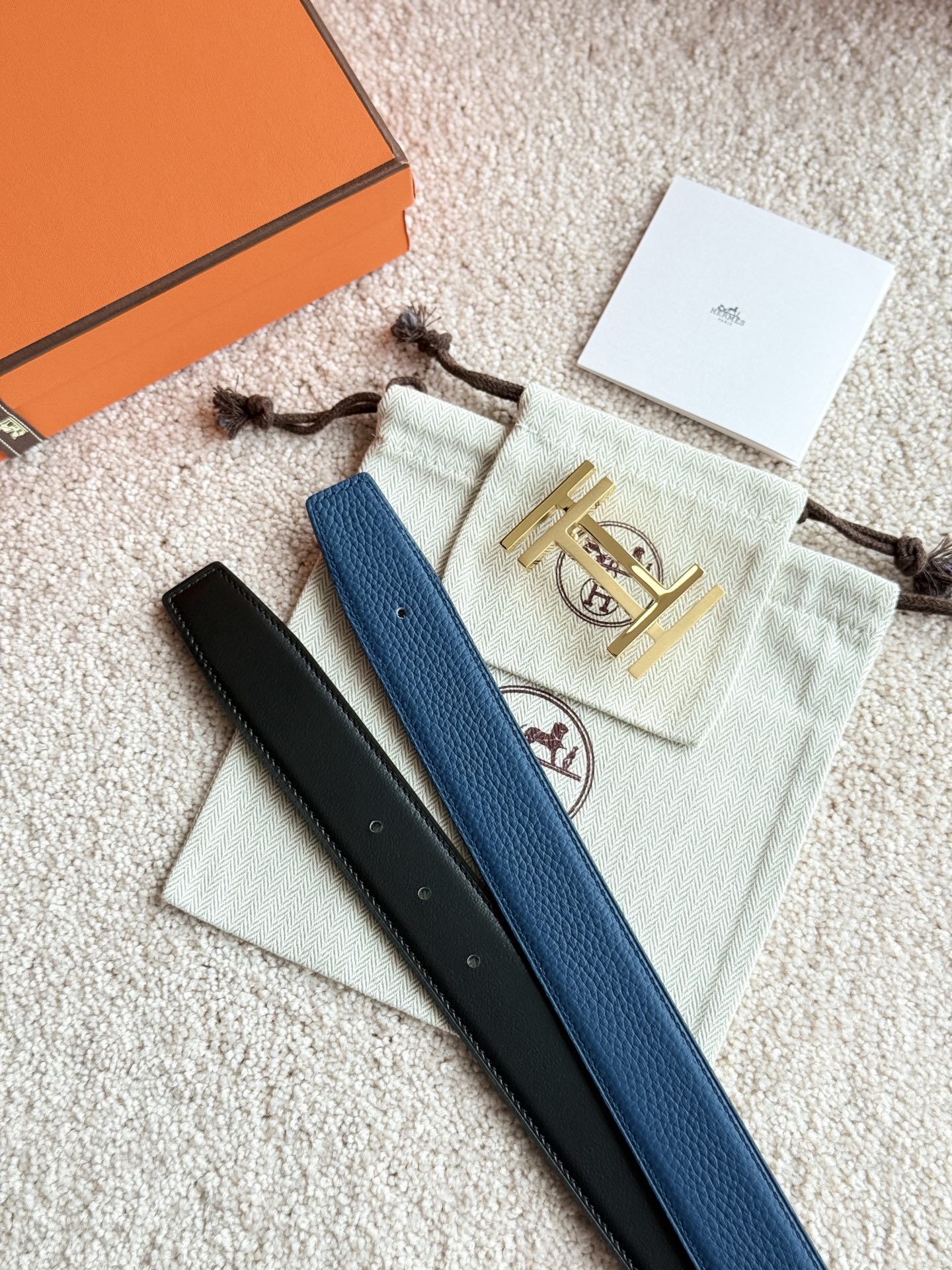 H AU CARRE 精品五金 搭配进口（普鲁士蓝）togo皮 宽度32MM 以其精湛工艺高品质材料和经典设计备受推崇 是男士腰带顶级选择 简约大气 适合商务和休闲场合 产品手感细腻 不仅是实用配饰 更是身份与品味的象征 ♥️