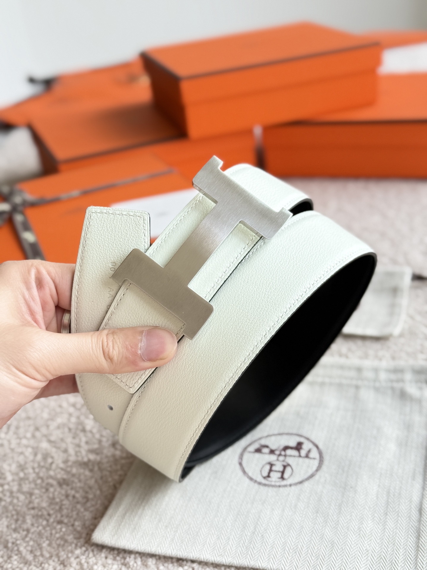 CONSTANCE 精品五金 搭配进口（奶油白）Evercolor皮 宽度38MM 以其精湛工艺高品质材料和经典设计备受推崇 是男士腰带顶级选择 简约大气 适合商务和休闲场合 产品手感细腻 不仅是实用配饰 更是身份与品味的象征 ♥️🅿️170