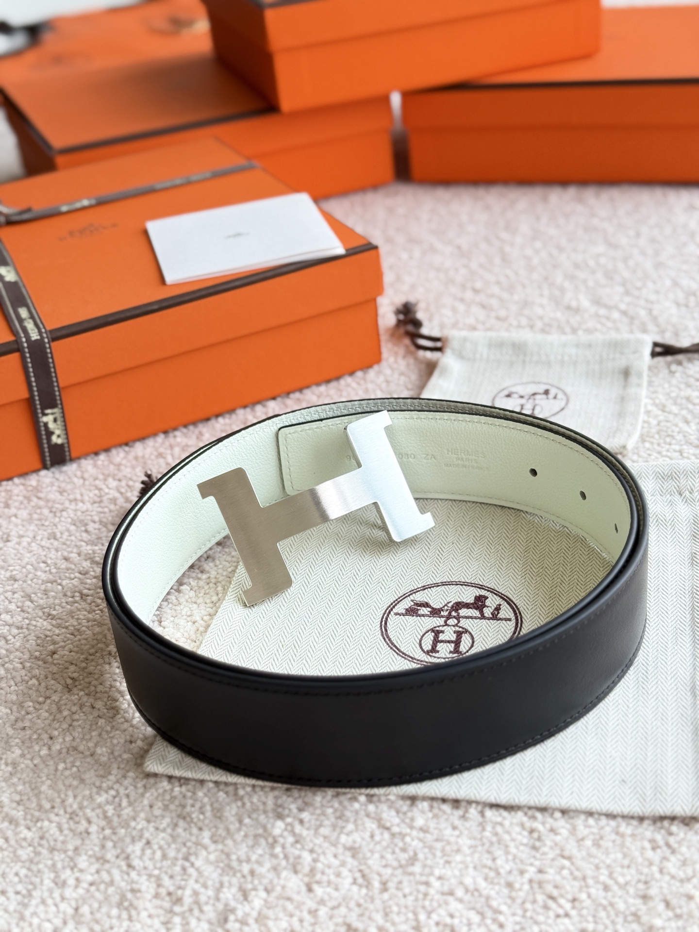 CONSTANCE 精品五金 搭配进口（奶油白）Evercolor皮 宽度38MM 以其精湛工艺高品质材料和经典设计备受推崇 是男士腰带顶级选择 简约大气 适合商务和休闲场合 产品手感细腻 不仅是实用配饰 更是身份与品味的象征 ♥️🅿️170