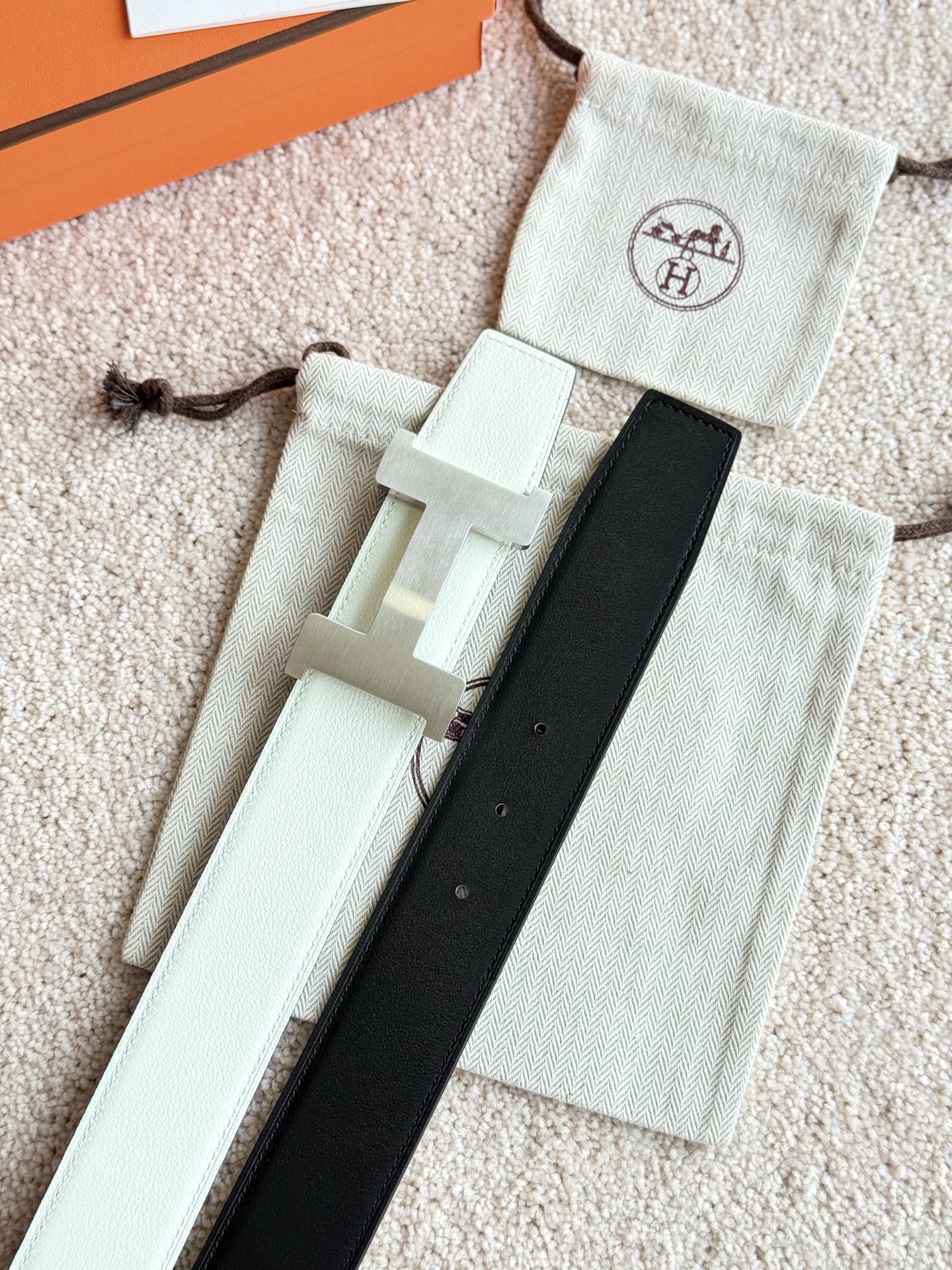 CONSTANCE 精品五金 搭配进口（奶油白）Evercolor皮 宽度38MM 以其精湛工艺高品质材料和经典设计备受推崇 是男士腰带顶级选择 简约大气 适合商务和休闲场合 产品手感细腻 不仅是实用配饰 更是身份与品味的象征 ♥️🅿️170