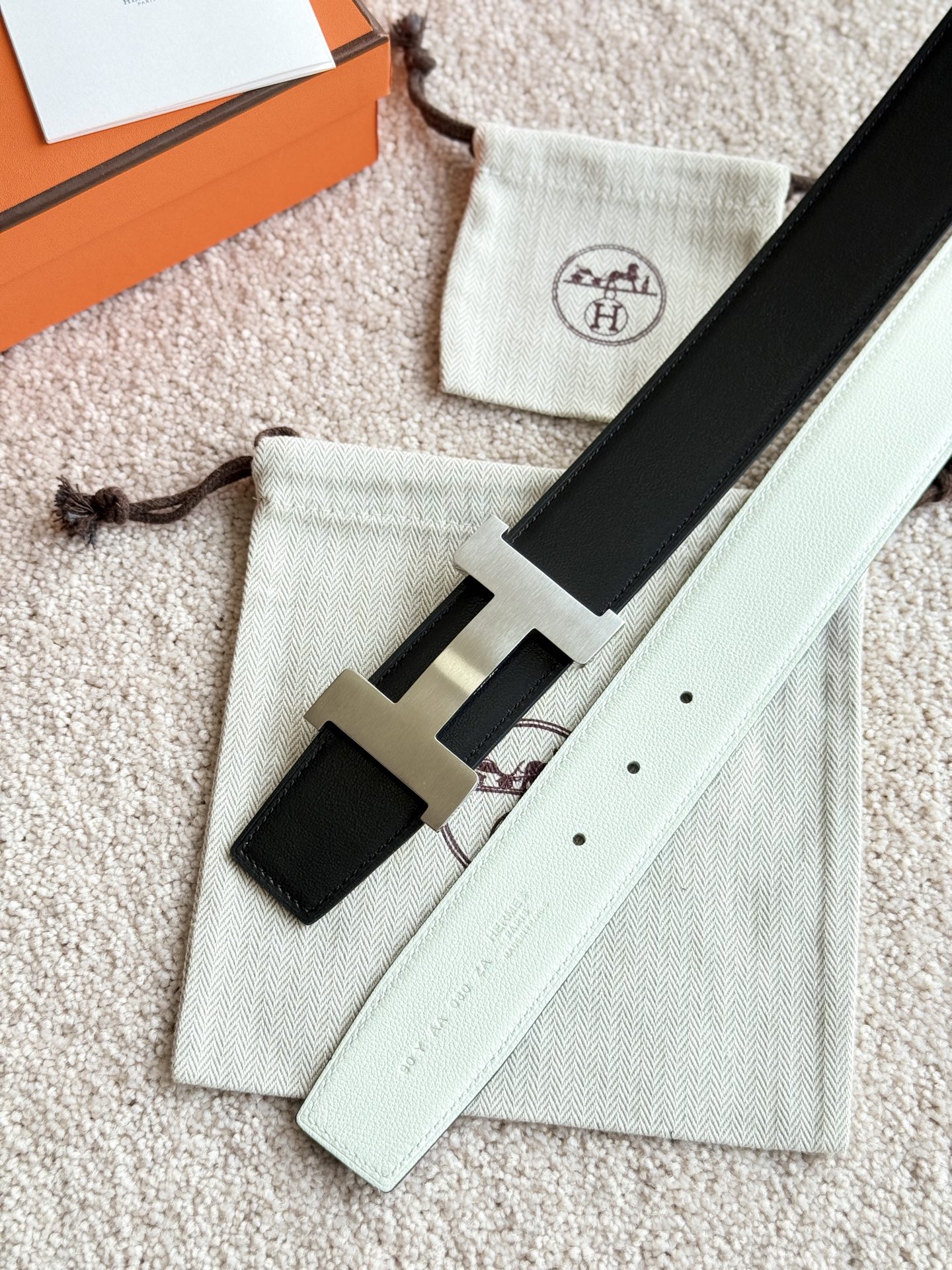 CONSTANCE 精品五金 搭配进口（奶油白）Evercolor皮 宽度38MM 以其精湛工艺高品质材料和经典设计备受推崇 是男士腰带顶级选择 简约大气 适合商务和休闲场合 产品手感细腻 不仅是实用配饰 更是身份与品味的象征 ♥️🅿️170
