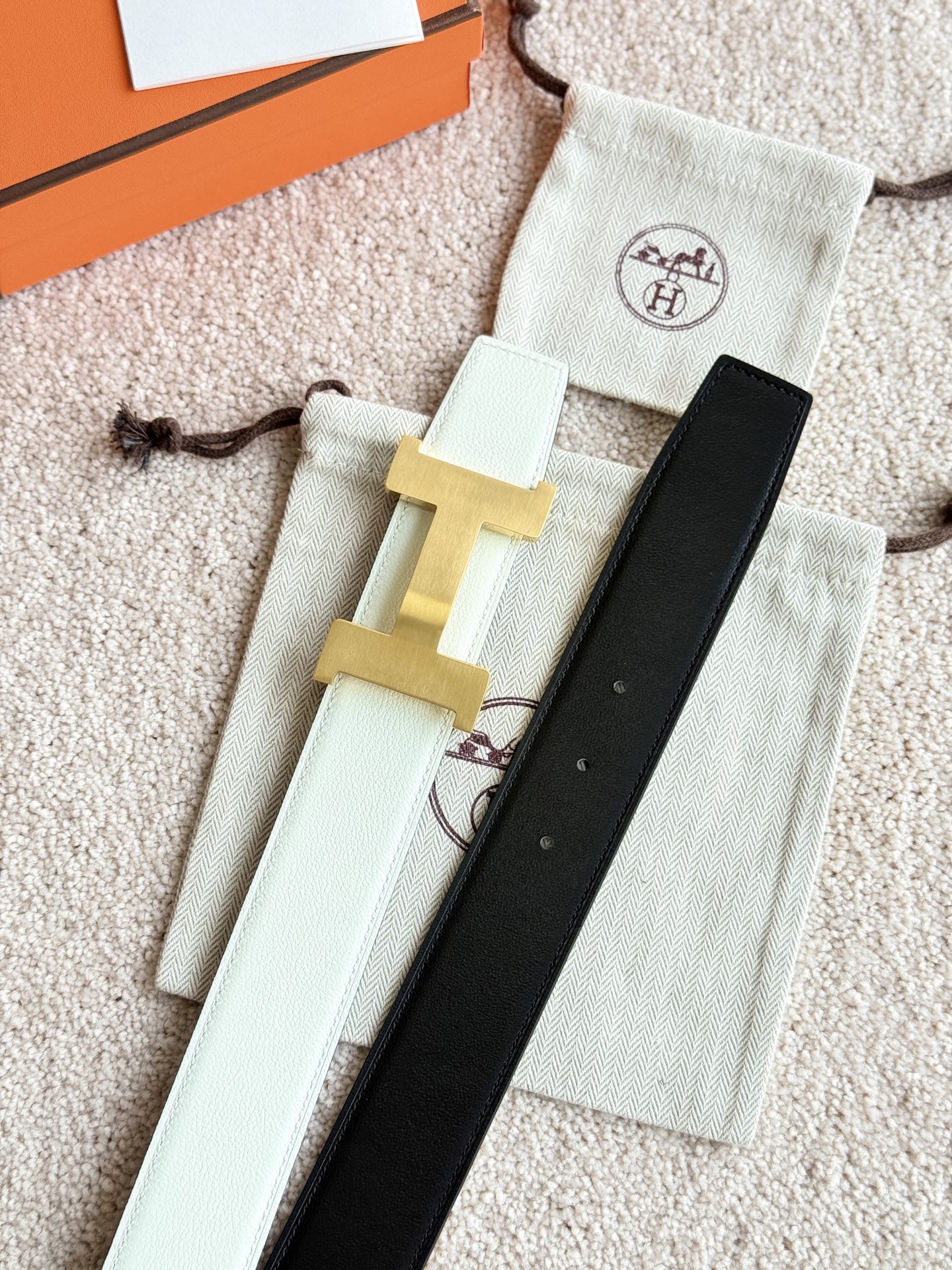 CONSTANCE 精品五金 搭配进口（奶油白）Evercolor皮 宽度38MM 以其精湛工艺高品质材料和经典设计备受推崇 是男士腰带顶级选择 简约大气 适合商务和休闲场合 产品手感细腻 不仅是实用配饰 更是身份与品味的象征 ♥️🅿️170
