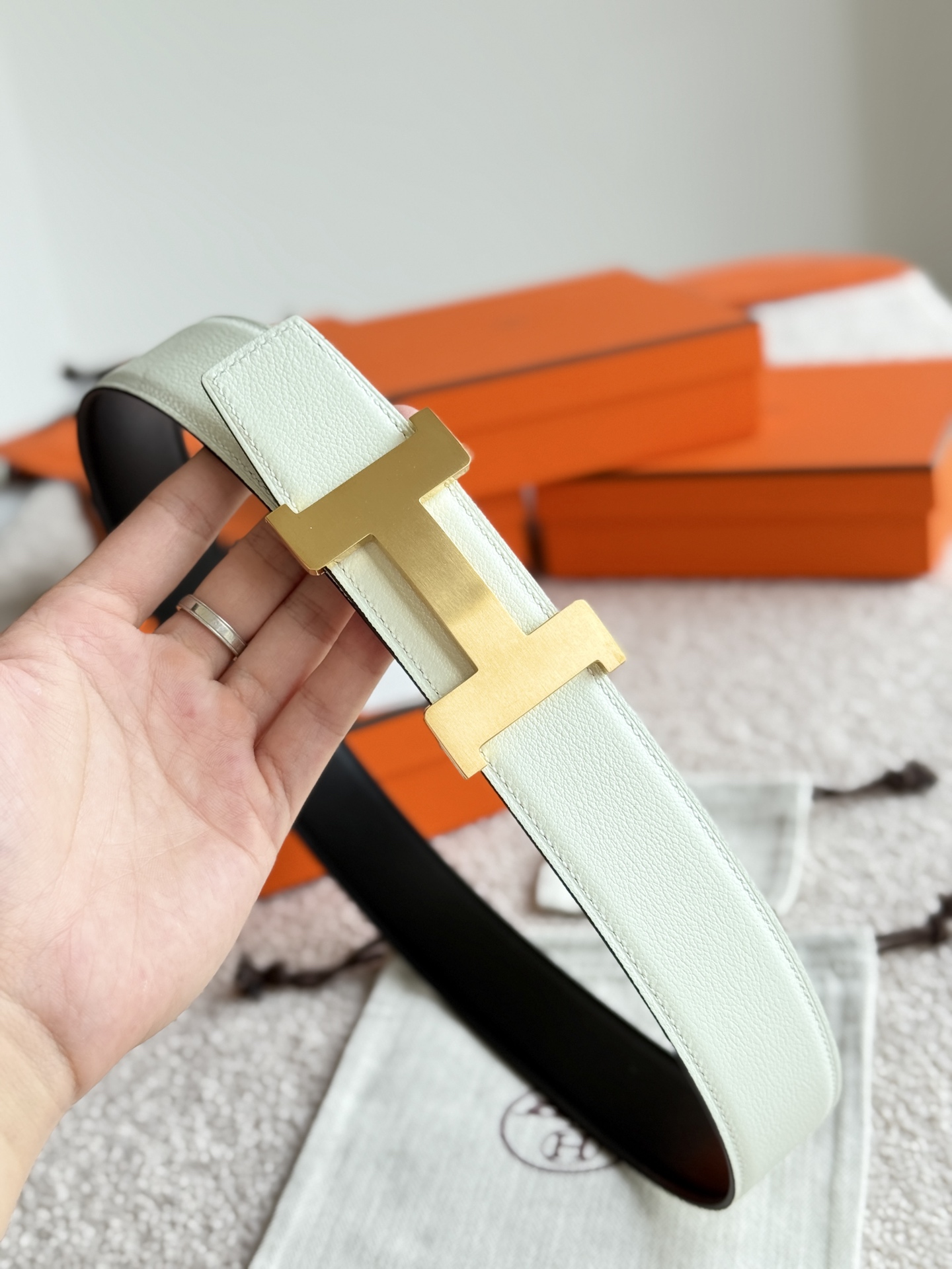 CONSTANCE 精品五金 搭配进口（奶油白）Evercolor皮 宽度38MM 以其精湛工艺高品质材料和经典设计备受推崇 是男士腰带顶级选择 简约大气 适合商务和休闲场合 产品手感细腻 不仅是实用配饰 更是身份与品味的象征 ♥️🅿️170