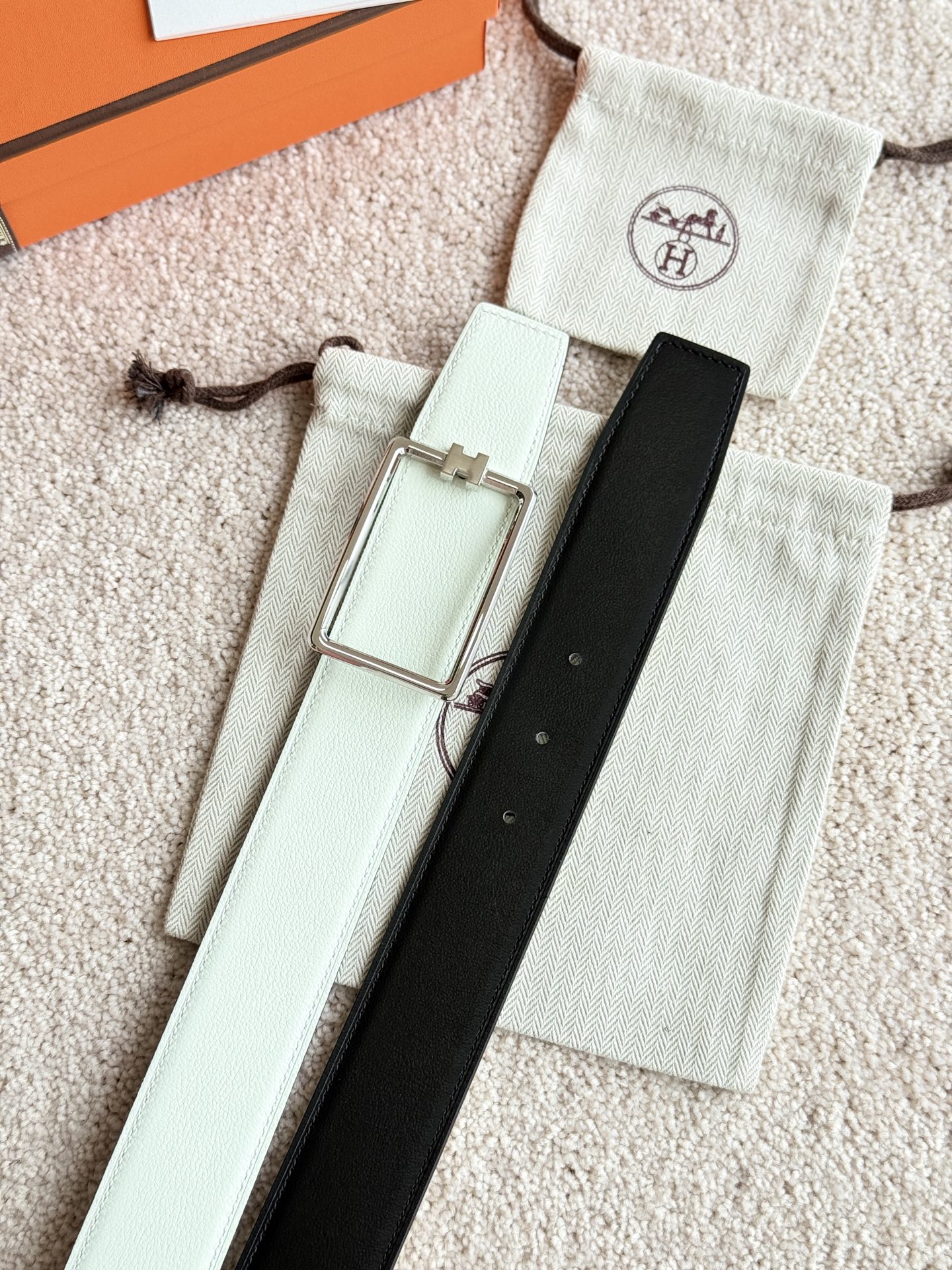 TUBE H 精品五金 搭配进口（奶油白）Evercolor皮 宽度38MM 以其精湛工艺高品质材料和经典设计备受推崇 是男士腰带顶级选择 简约大气 适合商务和休闲场合 产品手感细腻 不仅是实用配饰 更是身份与品味的象征 ♥️🅿️170