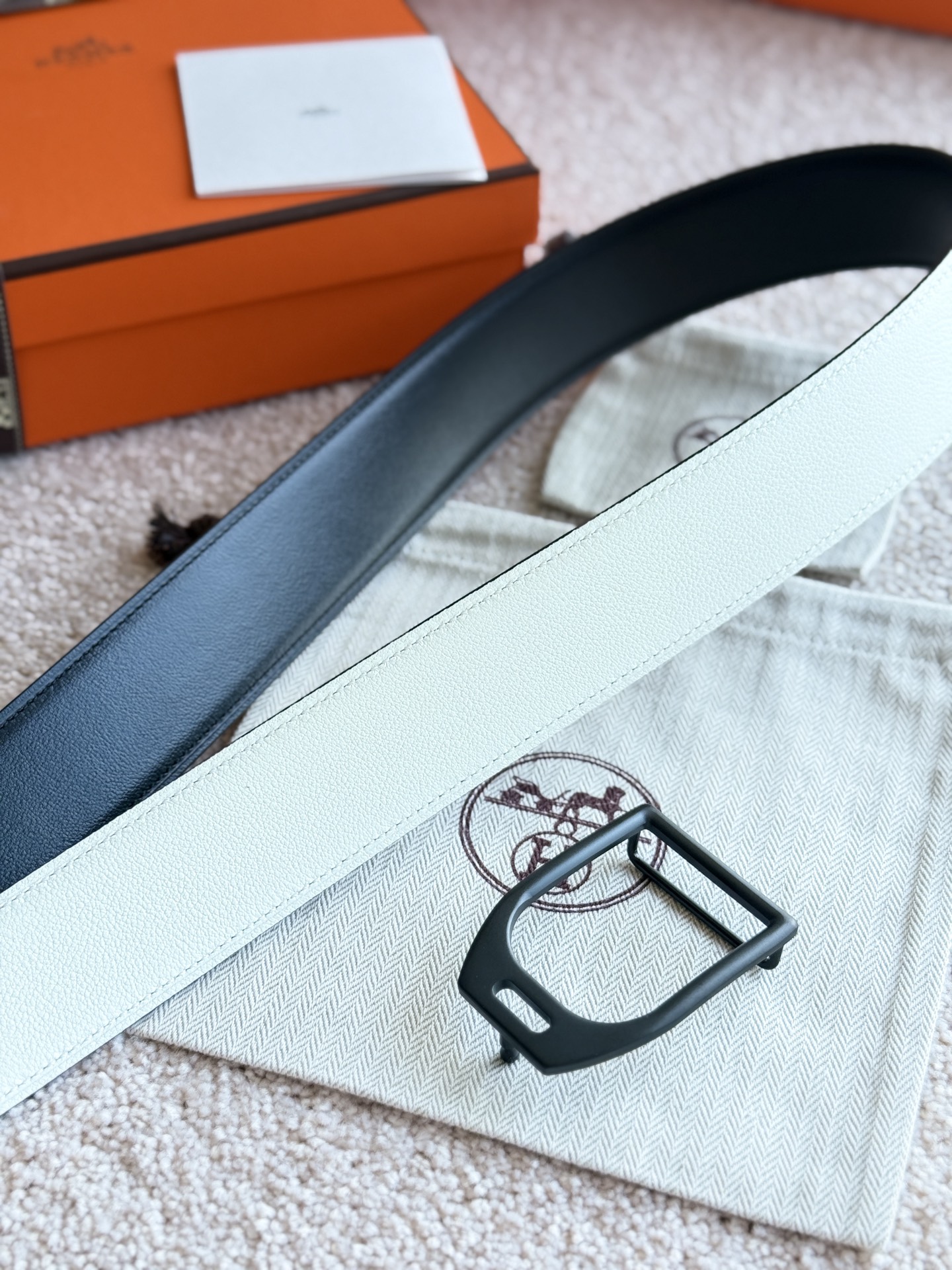 JOCKEY 精品五金 搭配进口（奶油白）Evercolor皮 宽度38MM 以其精湛工艺高品质材料和经典设计备受推崇 是男士腰带顶级选择 简约大气 适合商务和休闲场合 产品手感细腻 不仅是实用配饰 更是身份与品味的象征 ♥️🅿️170