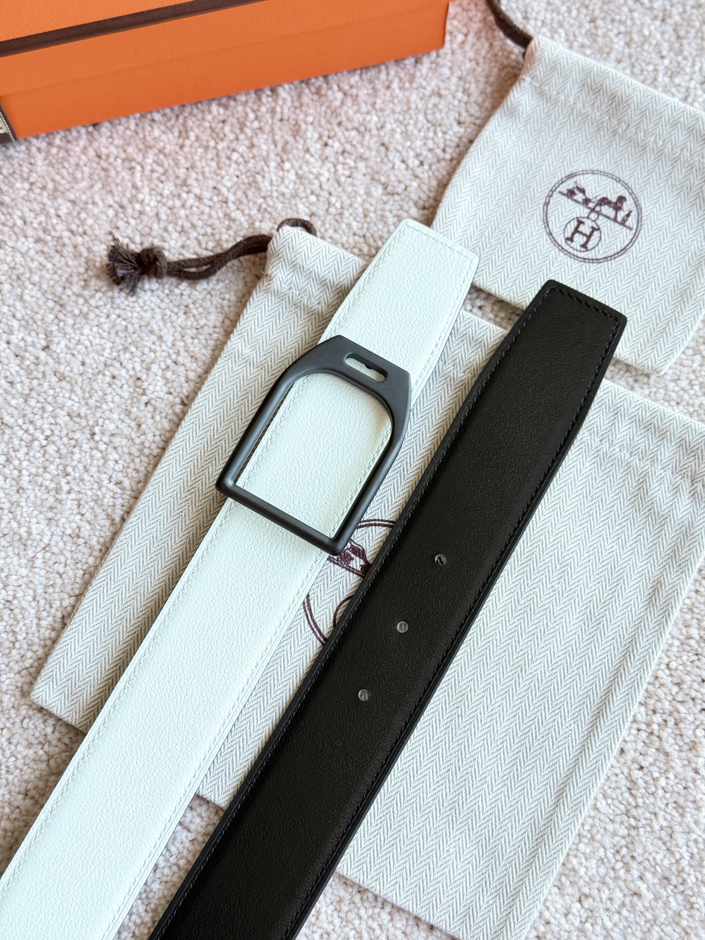 JOCKEY 精品五金 搭配进口（奶油白）Evercolor皮 宽度38MM 以其精湛工艺高品质材料和经典设计备受推崇 是男士腰带顶级选择 简约大气 适合商务和休闲场合 产品手感细腻 不仅是实用配饰 更是身份与品味的象征 ♥️🅿️170