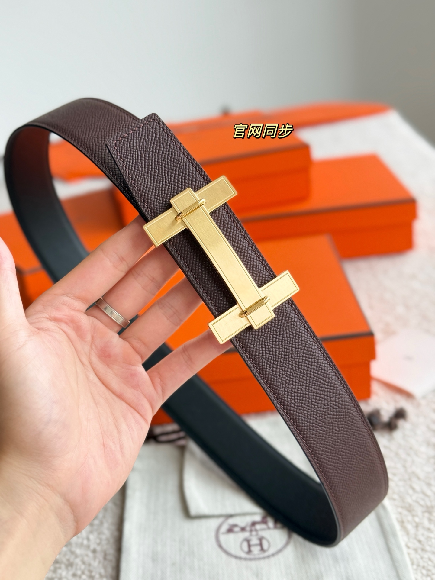 H家JUMPING 精品五金 搭配进口epsom皮 黑➕馬鞍紅 宽度38MM 以其精湛工艺高品质材料和经典设计备受推崇 是男士腰带顶级选择 简约大气 适合商务和休闲场合 产品手感细腻 不仅是实用配饰 更是身份与品味的象征 ♥️