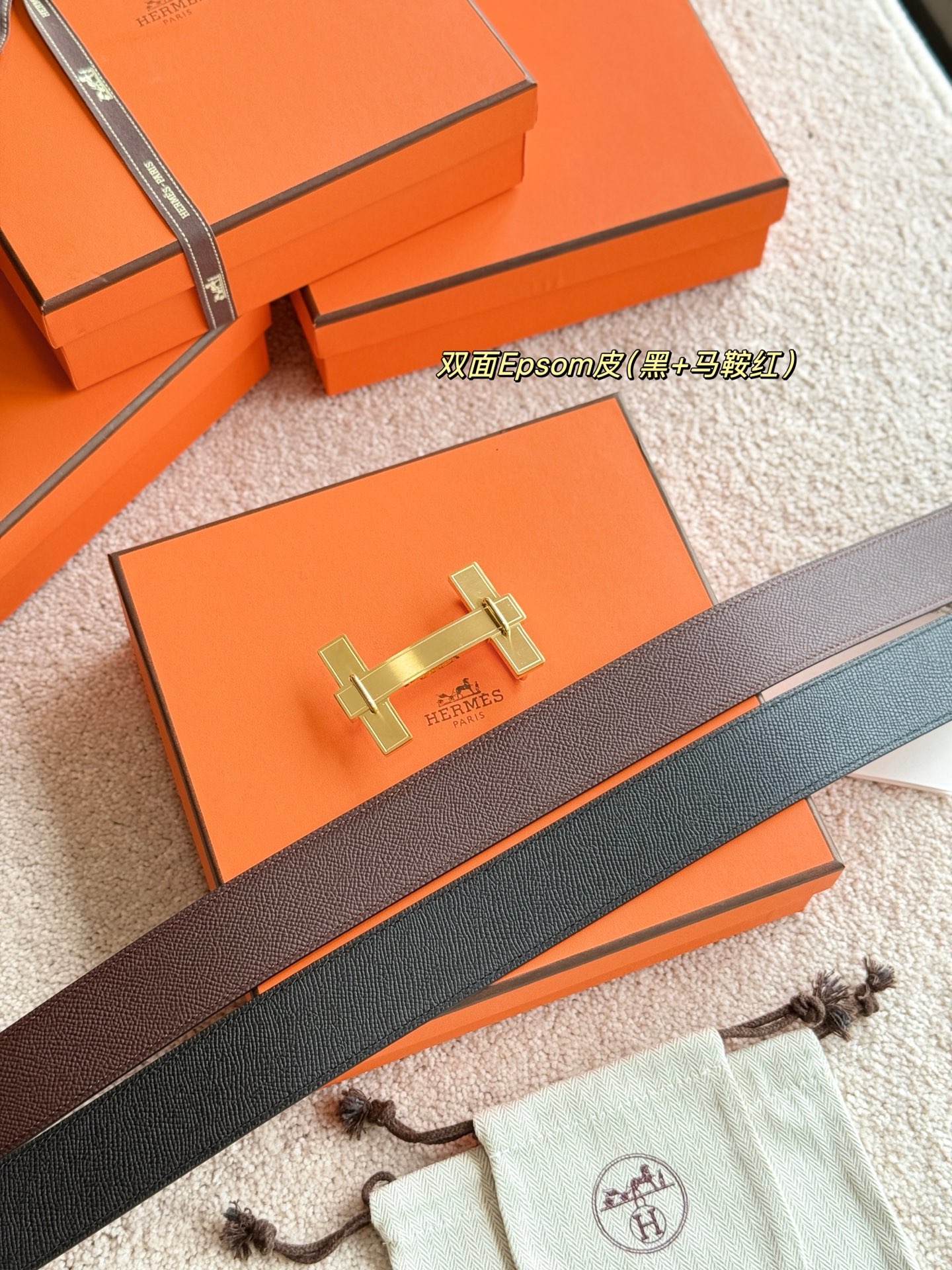 H家JUMPING 精品五金 搭配进口epsom皮 黑➕馬鞍紅 宽度38MM 以其精湛工艺高品质材料和经典设计备受推崇 是男士腰带顶级选择 简约大气 适合商务和休闲场合 产品手感细腻 不仅是实用配饰 更是身份与品味的象征 ♥️