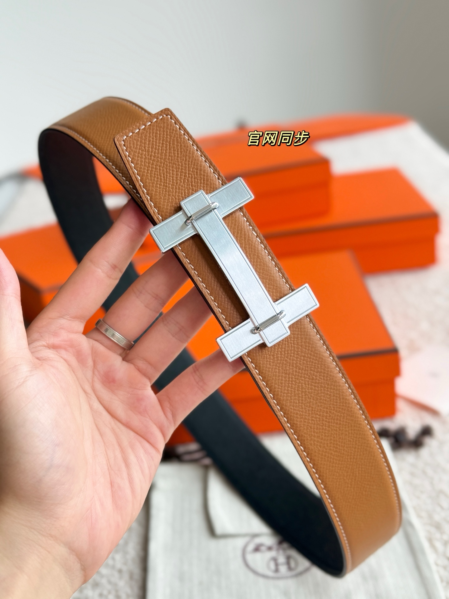 H家JUMPING 精品五金 搭配进口epsom皮 黑➕金棕 宽度38MM 以其精湛工艺高品质材料和经典设计备受推崇 是男士腰带顶级选择 简约大气 适合商务和休闲场合 产品手感细腻 不仅是实用配饰 更是身份与品味的象征 ♥️