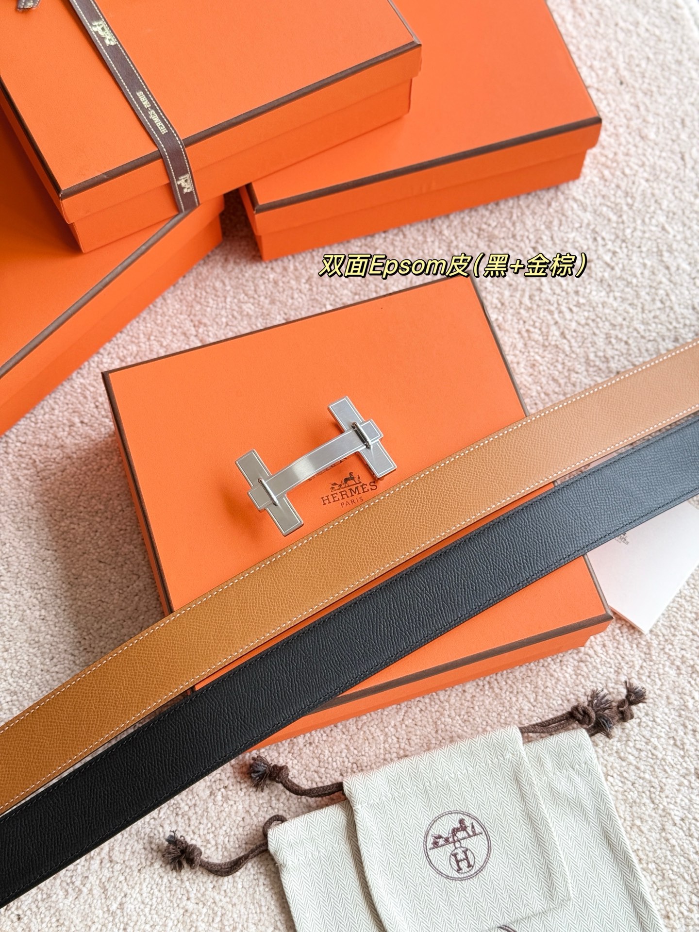 H家JUMPING 精品五金 搭配进口epsom皮 黑➕金棕 宽度38MM 以其精湛工艺高品质材料和经典设计备受推崇 是男士腰带顶级选择 简约大气 适合商务和休闲场合 产品手感细腻 不仅是实用配饰 更是身份与品味的象征 ♥️