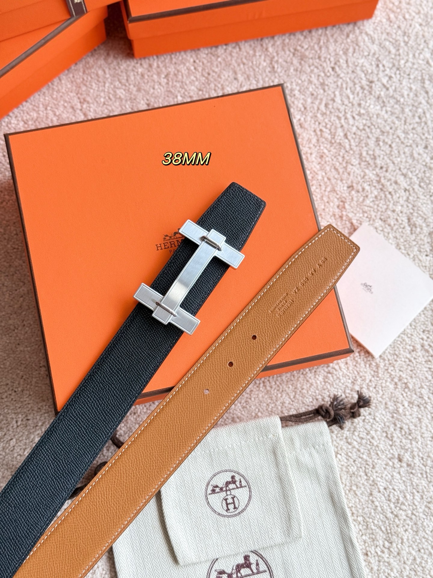 H家JUMPING 精品五金 搭配进口epsom皮 黑➕金棕 宽度38MM 以其精湛工艺高品质材料和经典设计备受推崇 是男士腰带顶级选择 简约大气 适合商务和休闲场合 产品手感细腻 不仅是实用配饰 更是身份与品味的象征 ♥️