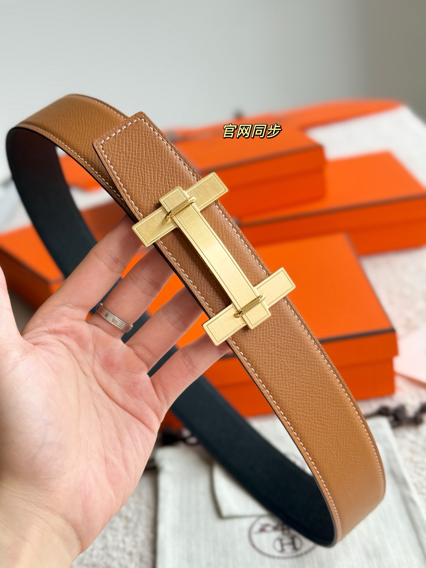 H家JUMPING 精品五金 搭配进口epsom皮 黑➕金棕 宽度38MM 以其精湛工艺高品质材料和经典设计备受推崇 是男士腰带顶级选择 简约大气 适合商务和休闲场合 产品手感细腻 不仅是实用配饰 更是身份与品味的象征 ♥️