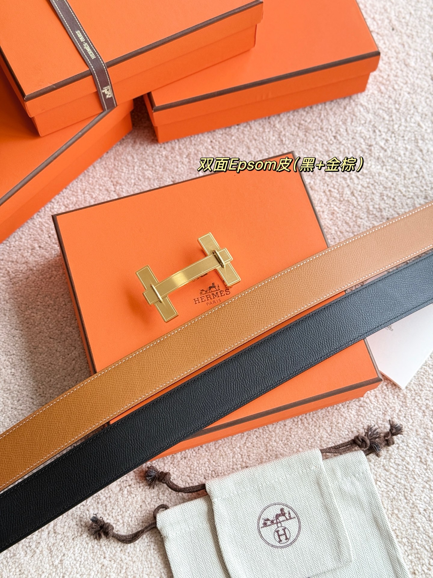 H家JUMPING 精品五金 搭配进口epsom皮 黑➕金棕 宽度38MM 以其精湛工艺高品质材料和经典设计备受推崇 是男士腰带顶级选择 简约大气 适合商务和休闲场合 产品手感细腻 不仅是实用配饰 更是身份与品味的象征 ♥️