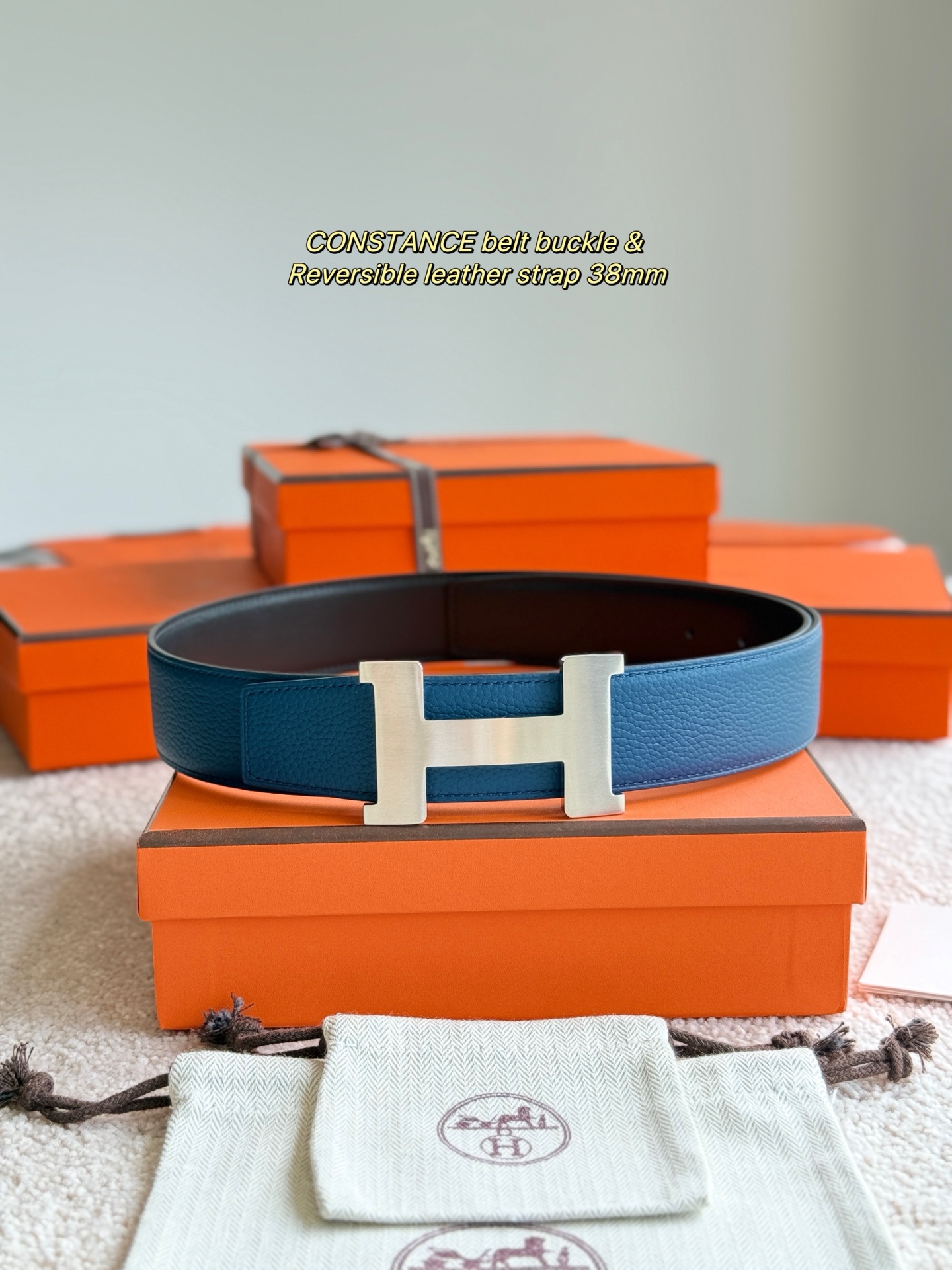 NO:336218,Constance premium hardware with imported (Prussian blue) togo leather with a width of 38MM. It is highly regarded for its exquisite craftsmanship and high-quality materials and classic design. It is the top choice for men's belts. Simple and atmospheric. Suitable for business and casual occasions. The product feels delicate. It is not only a practical accessory, but also a symbol of identity and taste. The belt19860909Constance 精品五金 搭配进口（普鲁士蓝）togo皮 宽度38MM 以其精湛工艺高品质材料和经典设计备受推崇 是男士腰带顶级选择 简约大气 适合商务和休闲场合 产品手感细腻 不仅是实用配饰 更是身份与品味的象征,皮带,Belt