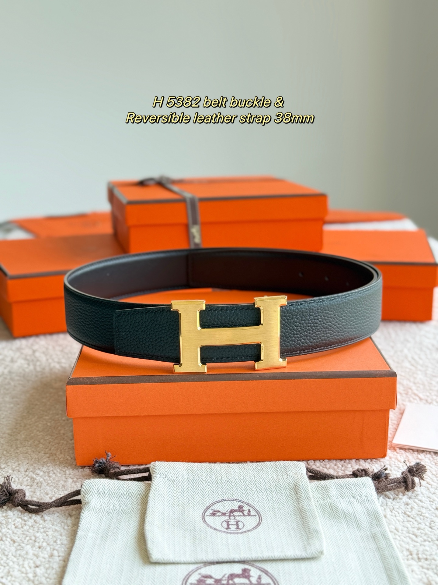 NO:336231,H 5382 Premium hardware with imported (black) togo leather Width 38MM Respected for its exquisite craftsmanship and high-quality materials and classic designs. It is the top choice for men's belts. Simple and atmospheric. Suitable for business and casual occasions. The product feels delicate. It is not only a practical accessory, but also a symbol of identity and taste. The belt19860909H 5382 精品五金 搭配进口（黑）togo皮 宽度38MM 以其精湛工艺高品质材料和经典设计备受推崇 是男士腰带顶级选择 简约大气 适合商务和休闲场合 产品手感细腻 不仅是实用配饰 更是身份与品味的象征,皮带,Belt