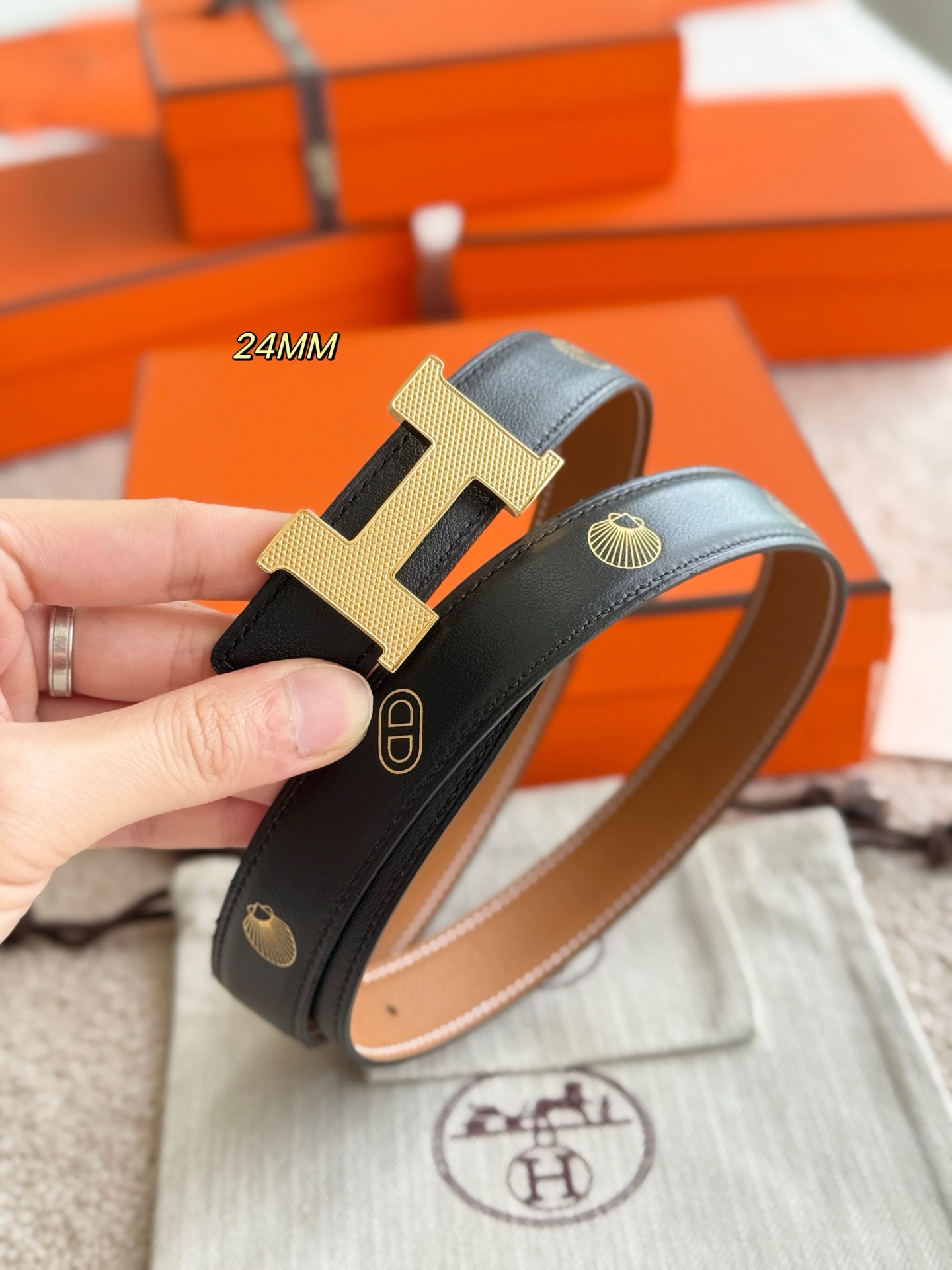 Hermes Mini Constance Guillochée Reversible Leather Belt - Black/Gold Hardware 8 i1750390872251 1693 0 4