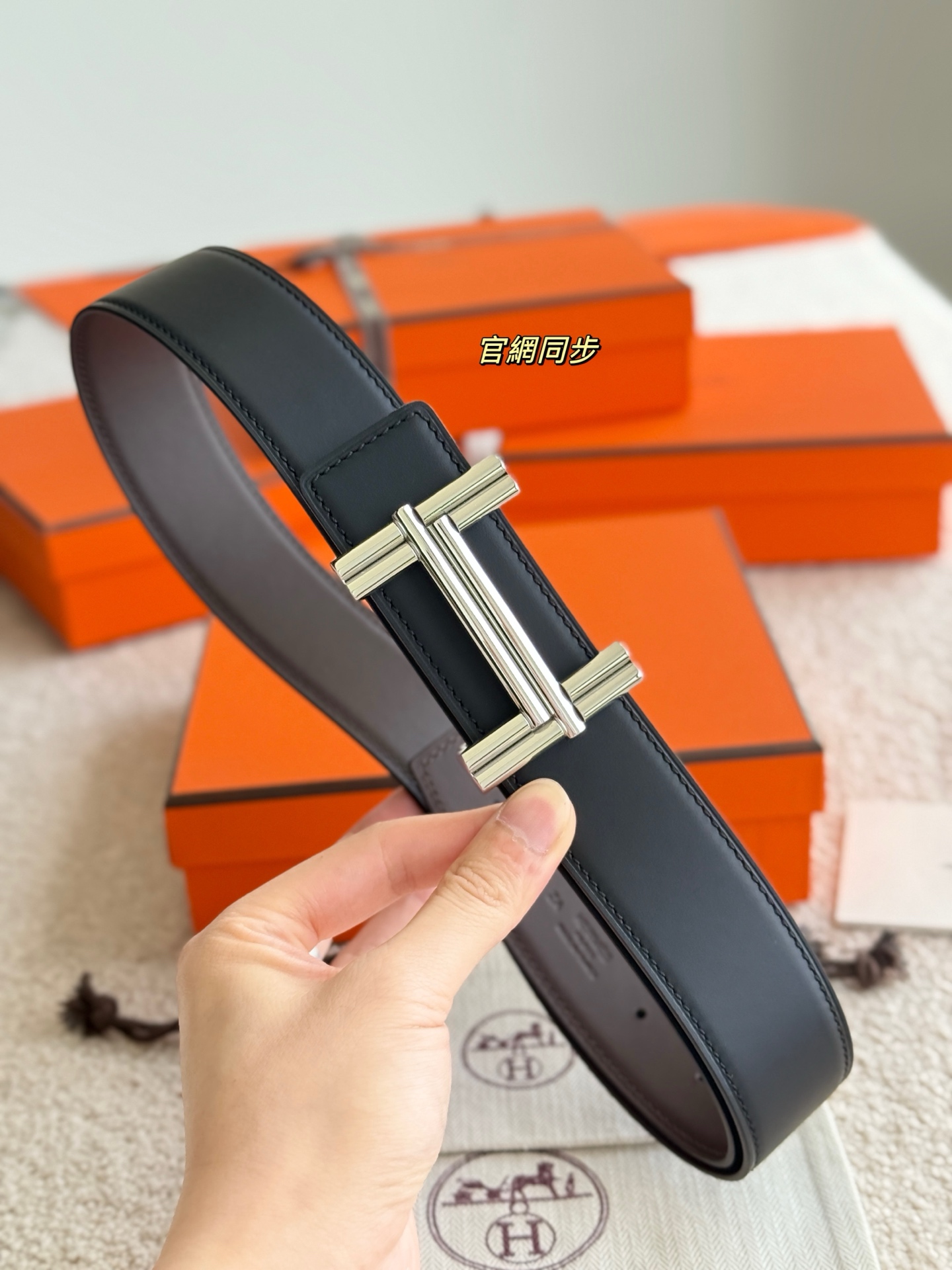H家TRAVERSE 精品五金 搭配进口双面哑光小牛皮 宽度38MM 以其精湛工艺高品质材料和经典设计备受推崇 是男士腰带顶级选择 简约大气 适合商务和休闲场合 产品手感细腻 不仅是实用配饰 更是身份与品味的象征 ♥️