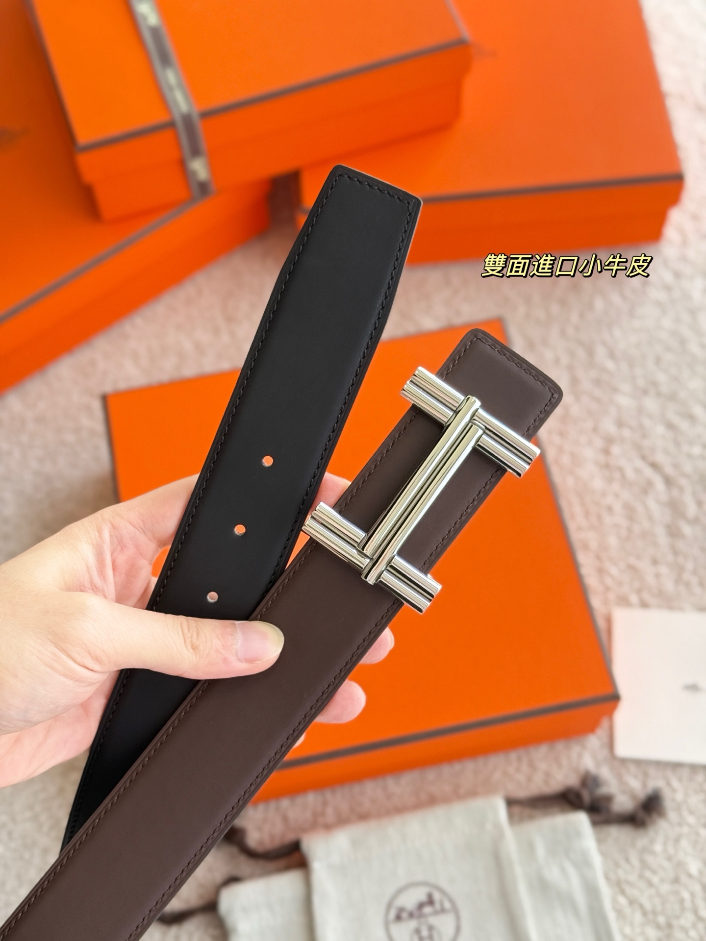 H家TRAVERSE 精品五金 搭配进口双面哑光小牛皮 宽度38MM 以其精湛工艺高品质材料和经典设计备受推崇 是男士腰带顶级选择 简约大气 适合商务和休闲场合 产品手感细腻 不仅是实用配饰 更是身份与品味的象征 ♥️