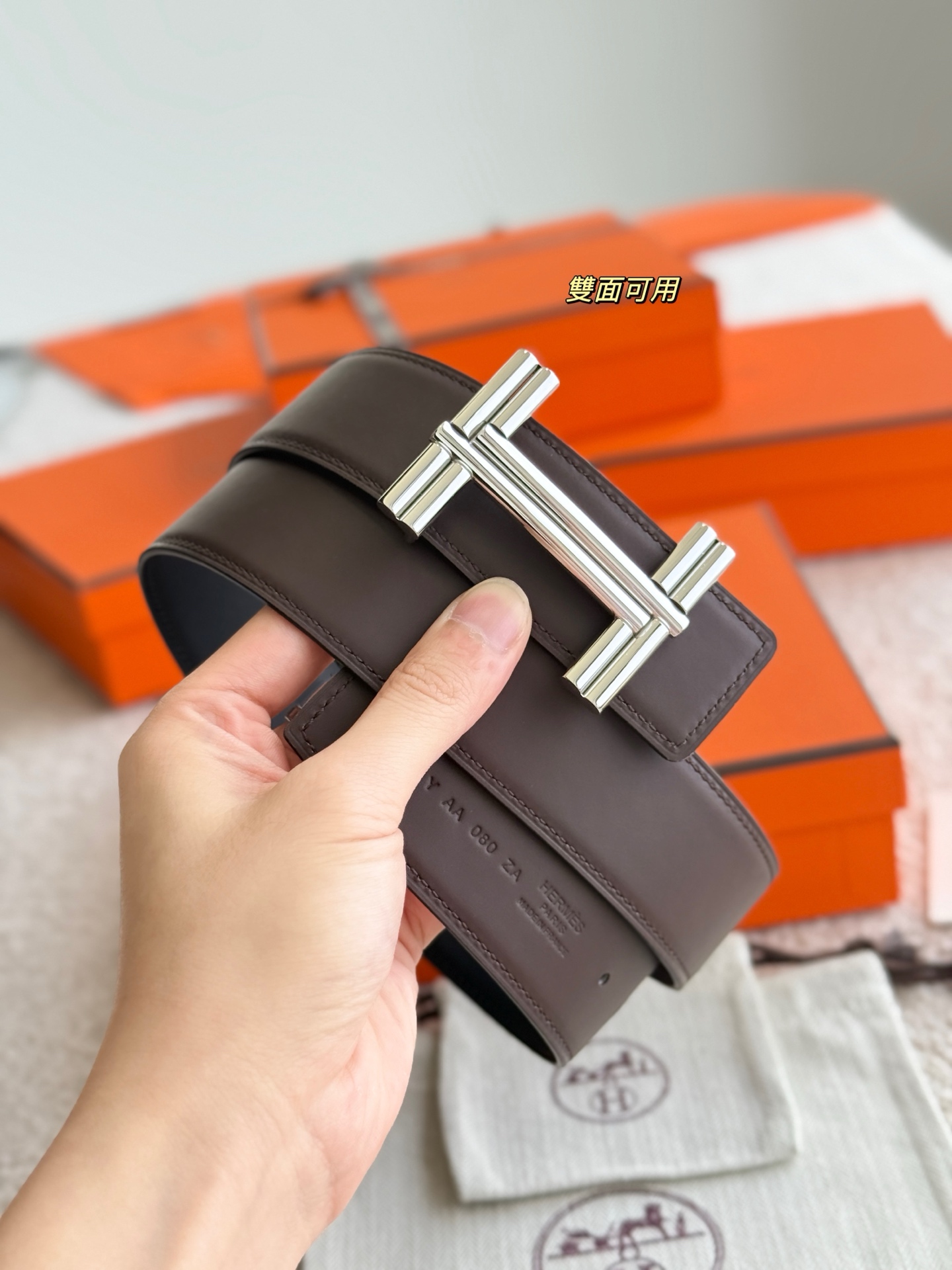 H家TRAVERSE 精品五金 搭配进口双面哑光小牛皮 宽度38MM 以其精湛工艺高品质材料和经典设计备受推崇 是男士腰带顶级选择 简约大气 适合商务和休闲场合 产品手感细腻 不仅是实用配饰 更是身份与品味的象征 ♥️