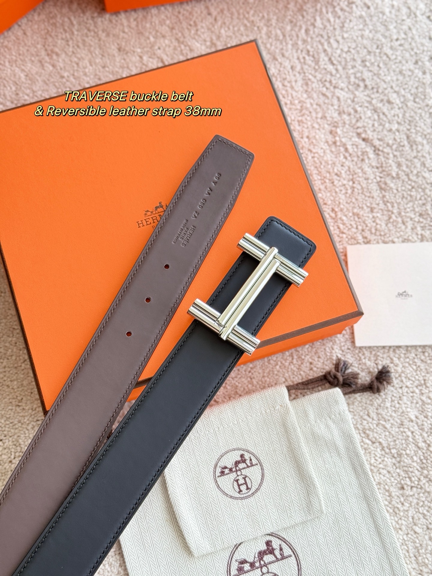 H家TRAVERSE 精品五金 搭配进口双面哑光小牛皮 宽度38MM 以其精湛工艺高品质材料和经典设计备受推崇 是男士腰带顶级选择 简约大气 适合商务和休闲场合 产品手感细腻 不仅是实用配饰 更是身份与品味的象征 ♥️