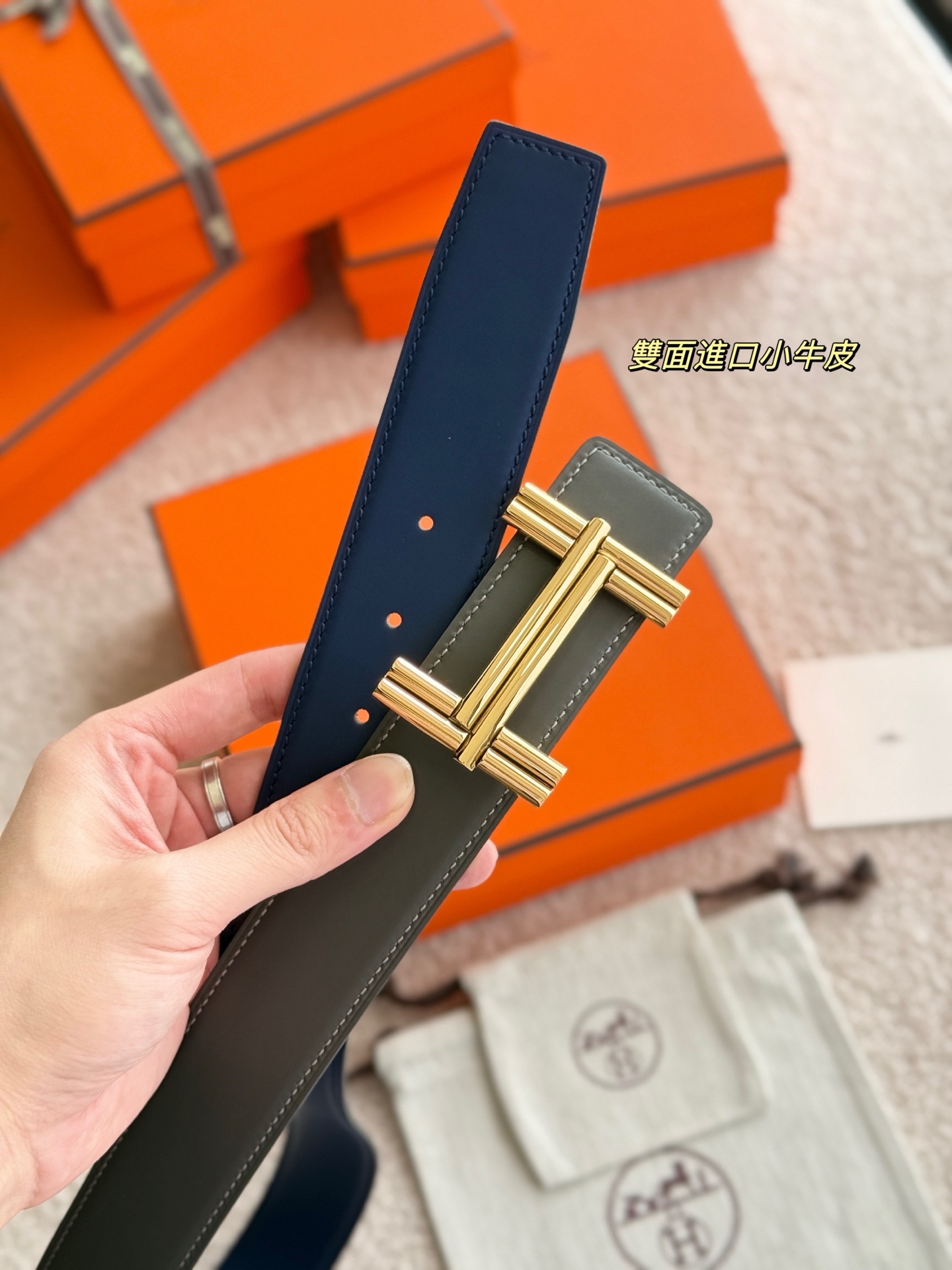 H家TRAVERSE 精品五金 搭配进口双面哑光小牛皮 宽度38MM 以其精湛工艺高品质材料和经典设计备受推崇 是男士腰带顶级选择 简约大气 适合商务和休闲场合 产品手感细腻 不仅是实用配饰 更是身份与品味的象征 ♥️