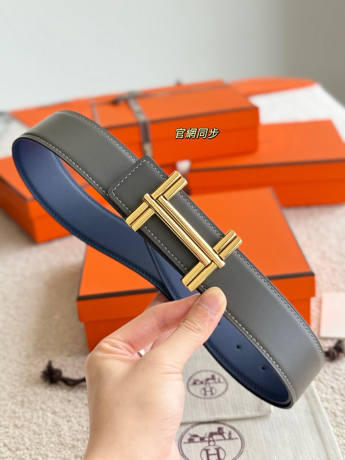 H家TRAVERSE 精品五金 搭配进口双面哑光小牛皮 宽度38MM 以其精湛工艺高品质材料和经典设计备受推崇 是男士腰带顶级选择 简约大气 适合商务和休闲场合 产品手感细腻 不仅是实用配饰 更是身份与品味的象征 ♥️