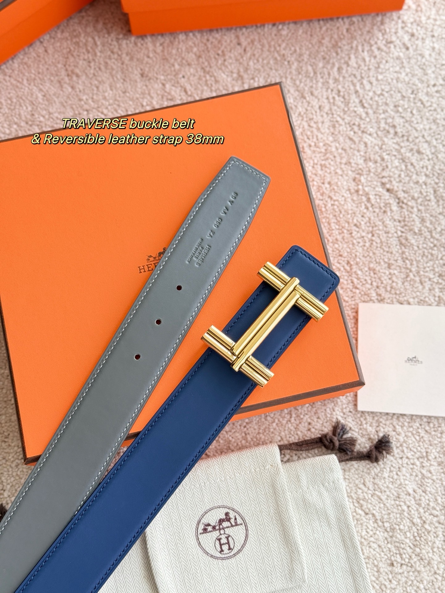 H家TRAVERSE 精品五金 搭配进口双面哑光小牛皮 宽度38MM 以其精湛工艺高品质材料和经典设计备受推崇 是男士腰带顶级选择 简约大气 适合商务和休闲场合 产品手感细腻 不仅是实用配饰 更是身份与品味的象征 ♥️