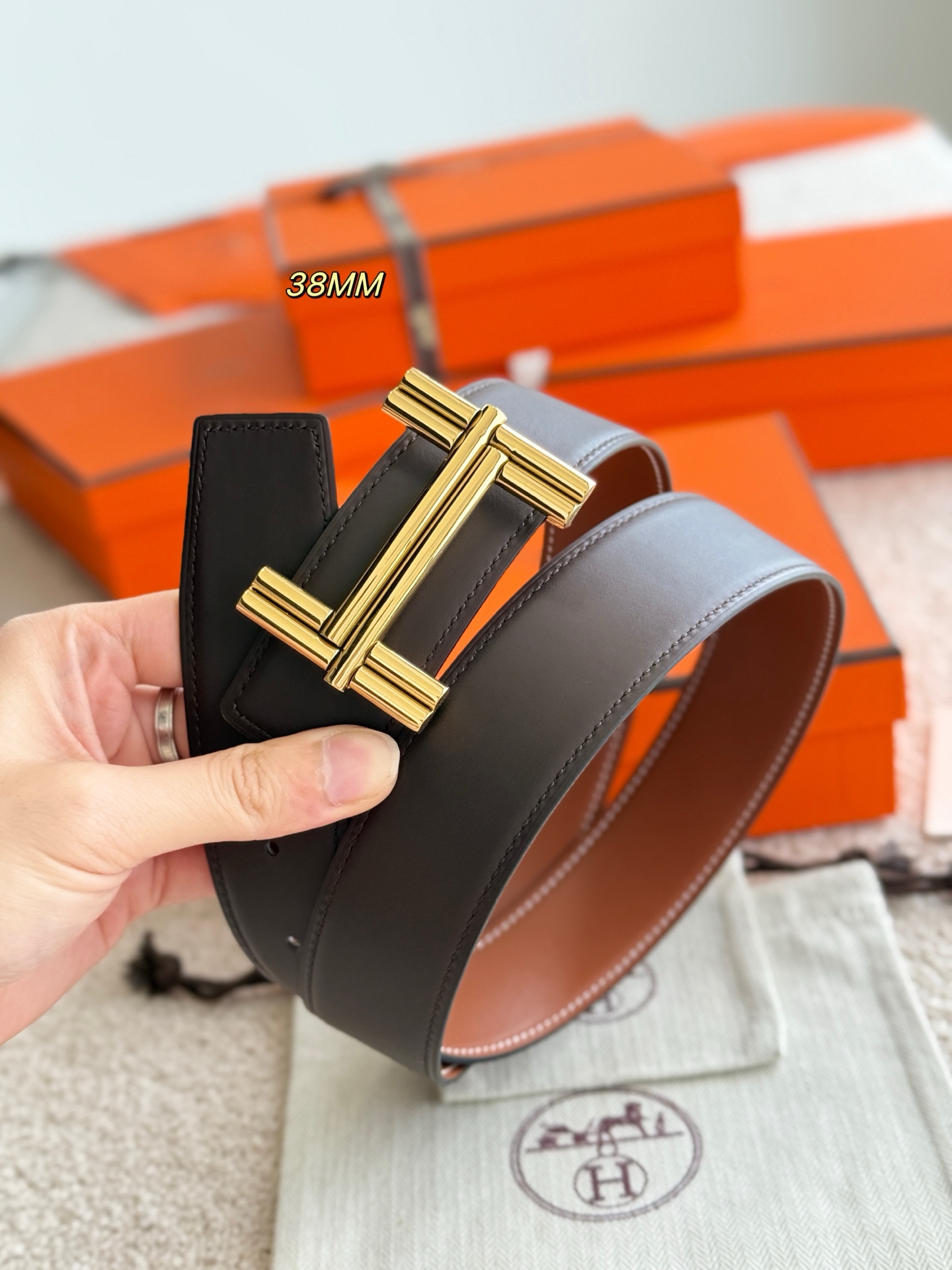H家TRAVERSE 精品五金 搭配进口双面哑光小牛皮 宽度38MM 以其精湛工艺高品质材料和经典设计备受推崇 是男士腰带顶级选择 简约大气 适合商务和休闲场合 产品手感细腻 不仅是实用配饰 更是身份与品味的象征 ♥️