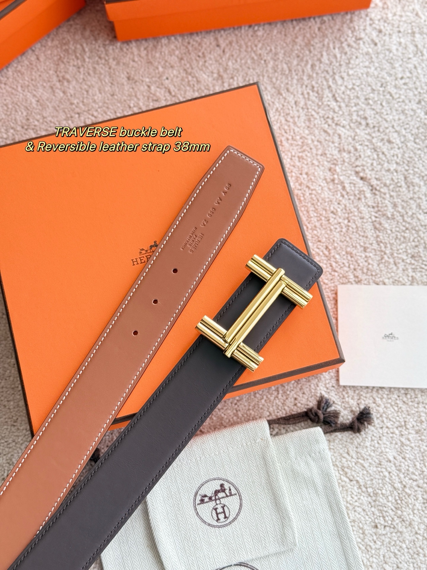H家TRAVERSE 精品五金 搭配进口双面哑光小牛皮 宽度38MM 以其精湛工艺高品质材料和经典设计备受推崇 是男士腰带顶级选择 简约大气 适合商务和休闲场合 产品手感细腻 不仅是实用配饰 更是身份与品味的象征 ♥️