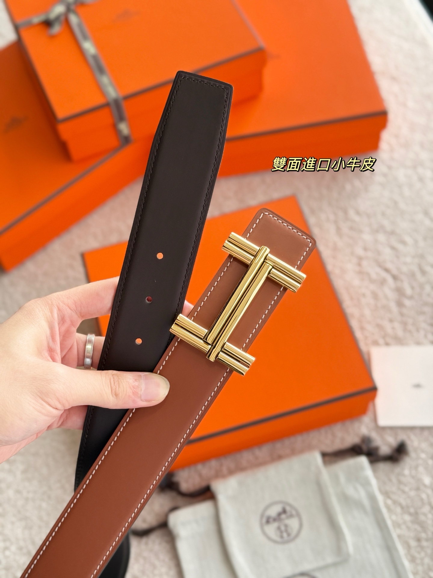 H家TRAVERSE 精品五金 搭配进口双面哑光小牛皮 宽度38MM 以其精湛工艺高品质材料和经典设计备受推崇 是男士腰带顶级选择 简约大气 适合商务和休闲场合 产品手感细腻 不仅是实用配饰 更是身份与品味的象征 ♥️