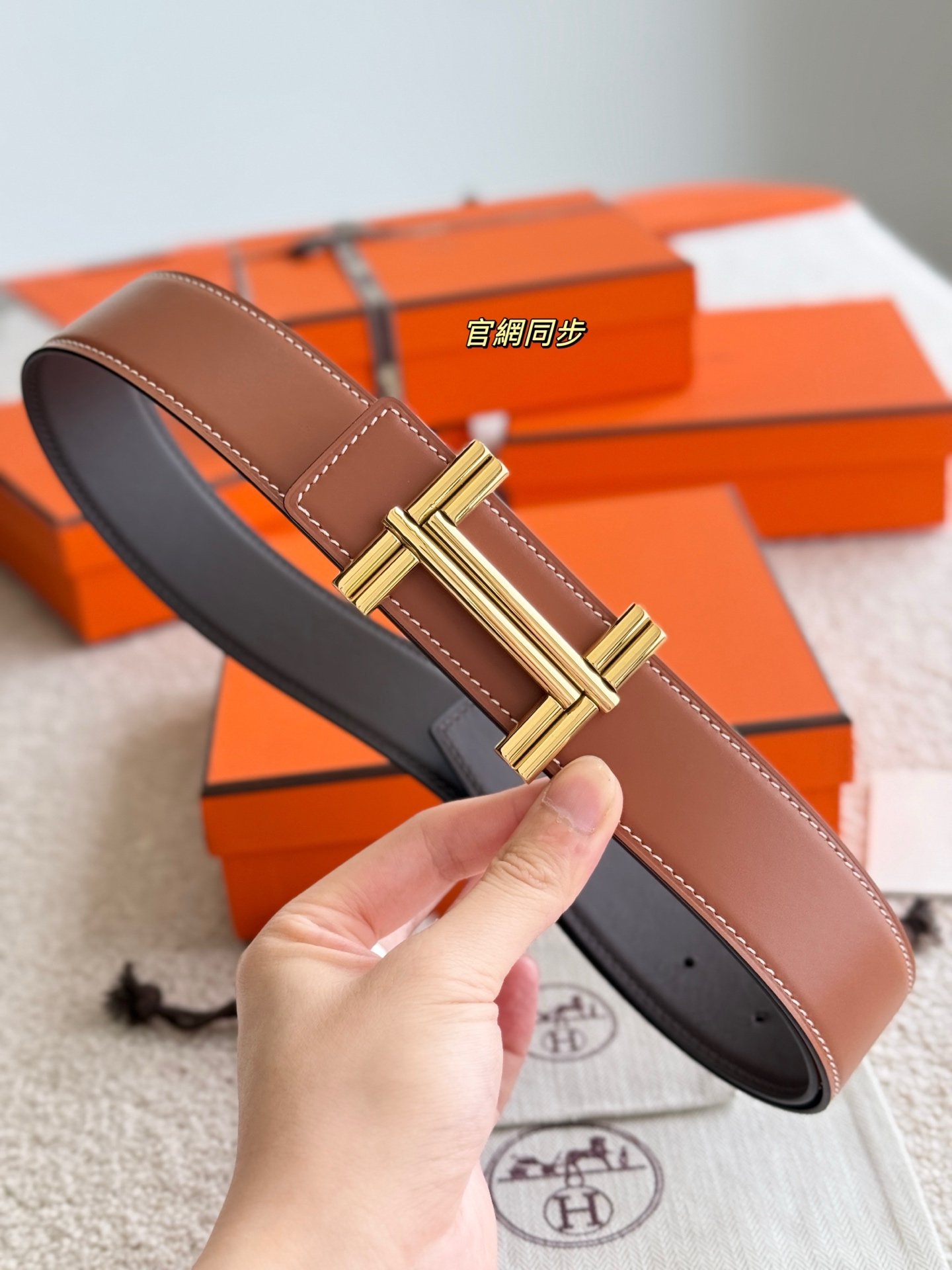 H家TRAVERSE 精品五金 搭配进口双面哑光小牛皮 宽度38MM 以其精湛工艺高品质材料和经典设计备受推崇 是男士腰带顶级选择 简约大气 适合商务和休闲场合 产品手感细腻 不仅是实用配饰 更是身份与品味的象征 ♥️