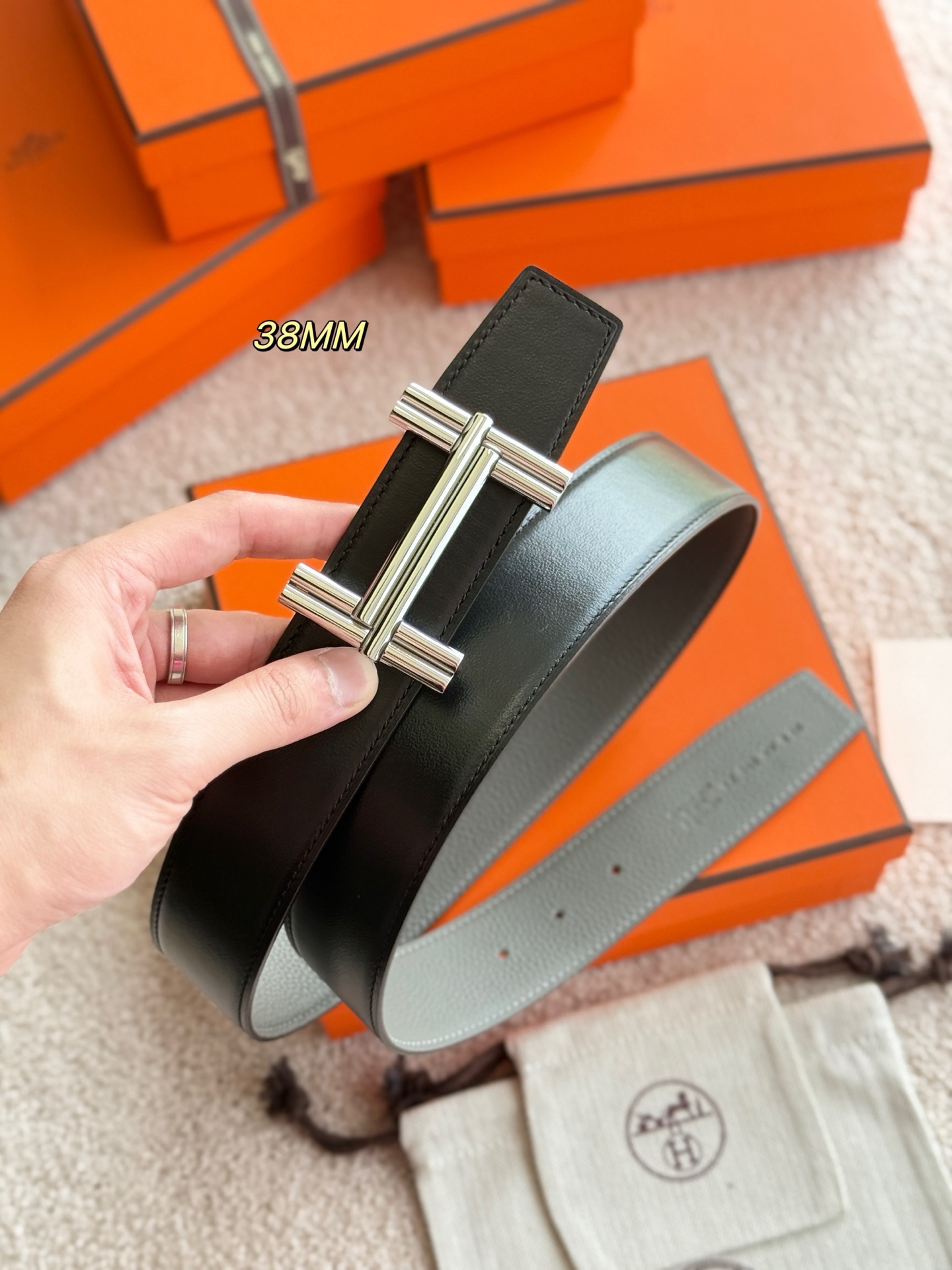  TRAVERSE 精品五金 搭配进口（积雨云灰）togo皮 宽度38MM 以其精湛工艺高品质材料和经典