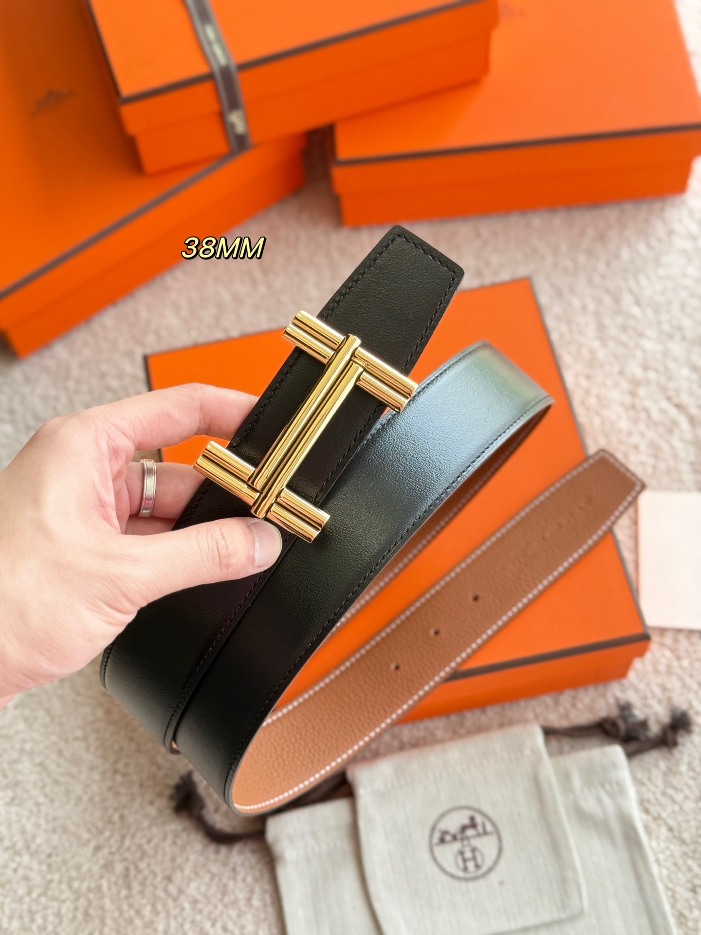  TRAVERSE 精品五金 搭配进口（金棕）togo皮 宽度38MM 以其精湛工艺高品质材料和经典设计