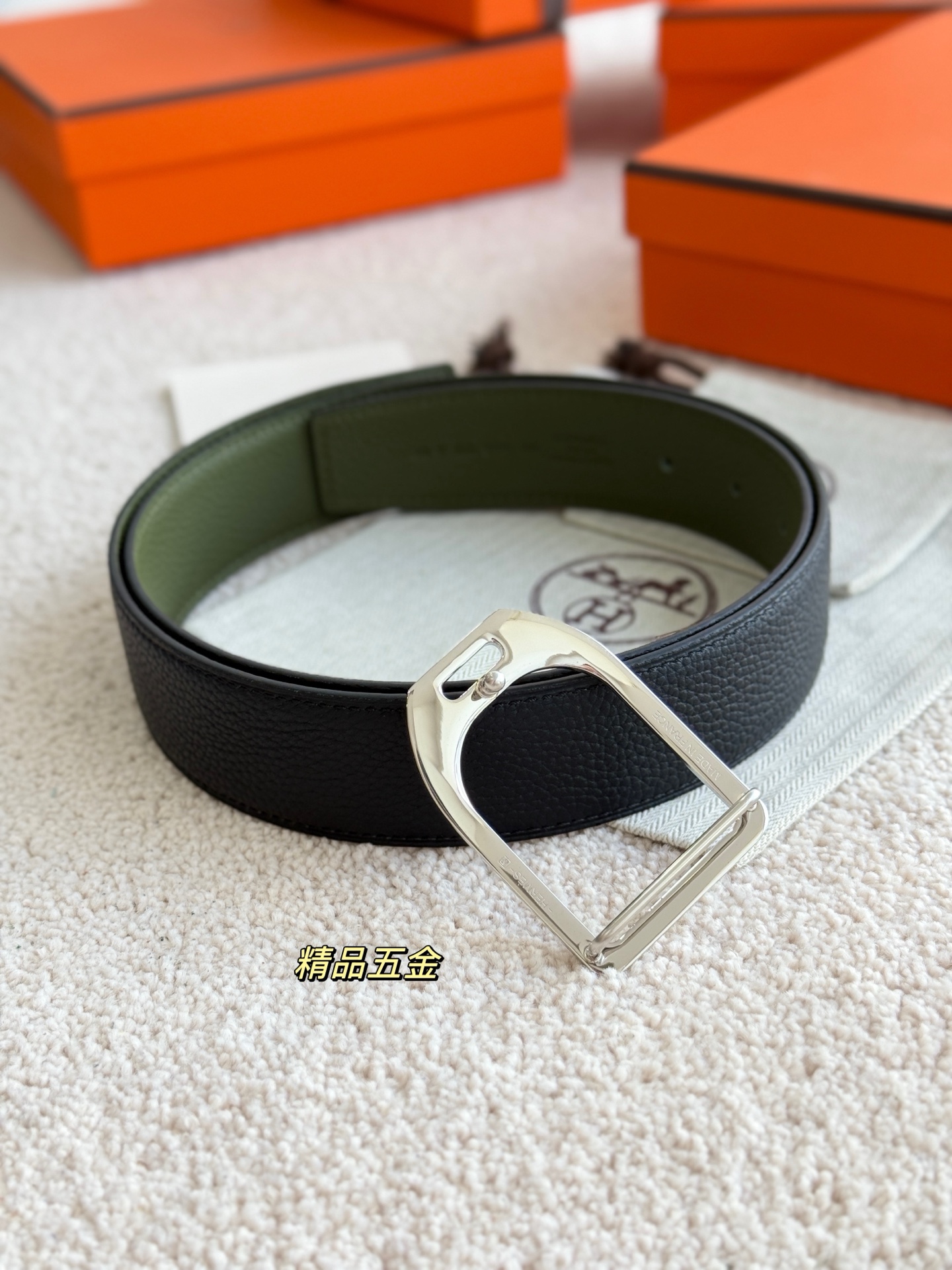 Hermès 代购级 爱马仕 精品五金 搭配雙面进口togo皮 黑配軍綠 宽度38MM 以其精湛工艺高品质材料和 设计备受推崇 是男士腰带 选择 简约 适合商务和休闲场合 产品手感细腻 不仅是实用配饰 更是身份与品味的象征