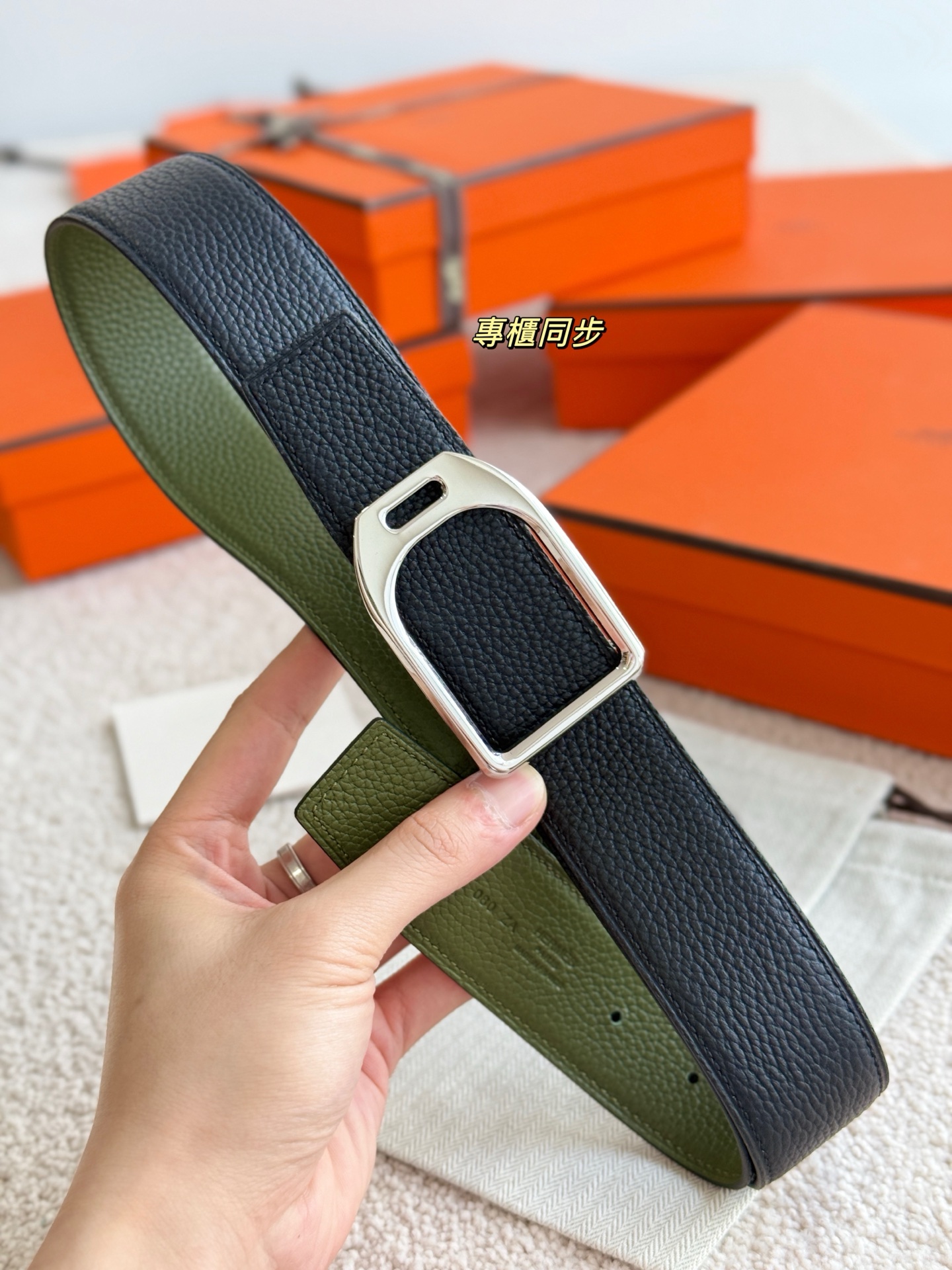 Hermès 代购级 爱马仕 精品五金 搭配雙面进口togo皮 黑配軍綠 宽度38MM 以其精湛工艺高品质材料和 设计备受推崇 是男士腰带 选择 简约 适合商务和休闲场合 产品手感细腻 不仅是实用配饰 更是身份与品味的象征