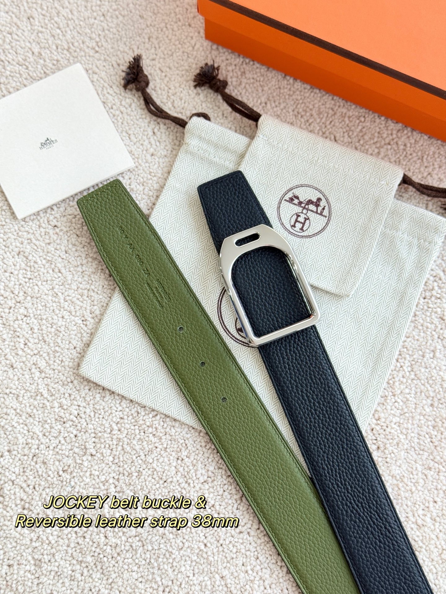 Hermès 代购级 爱马仕 精品五金 搭配雙面进口togo皮 黑配軍綠 宽度38MM 以其精湛工艺高品质材料和 设计备受推崇 是男士腰带 选择 简约 适合商务和休闲场合 产品手感细腻 不仅是实用配饰 更是身份与品味的象征