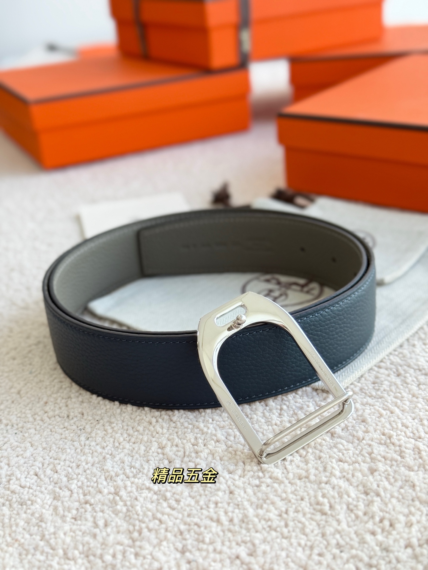 Hermès 代购级 爱马仕 精品五金 搭配雙面进口togo皮 黑配軍綠 宽度38MM 以其精湛工艺高品质材料和 设计备受推崇 是男士腰带 选择 简约 适合商务和休闲场合 产品手感细腻 不仅是实用配饰 更是身份与品味的象征